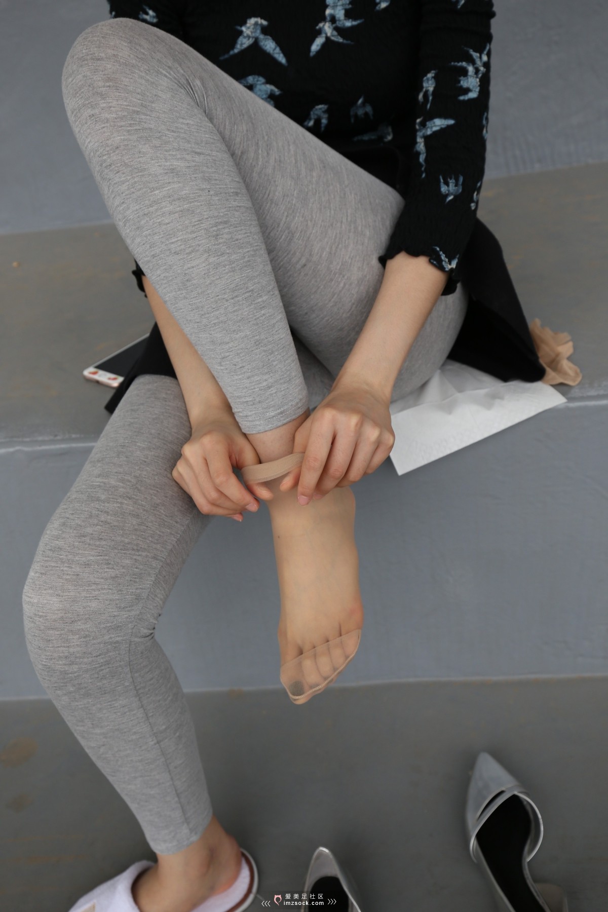 《灰色打底裤 断丝小姐姐》作品图