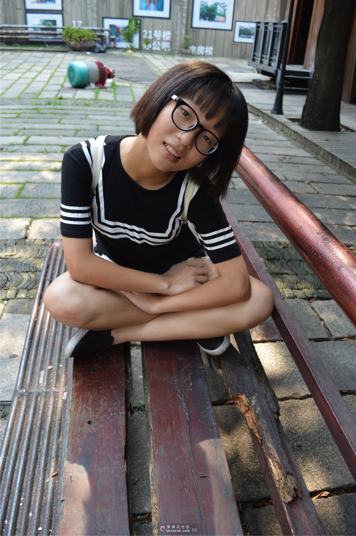 《嫩脚乖巧中学生》作品图