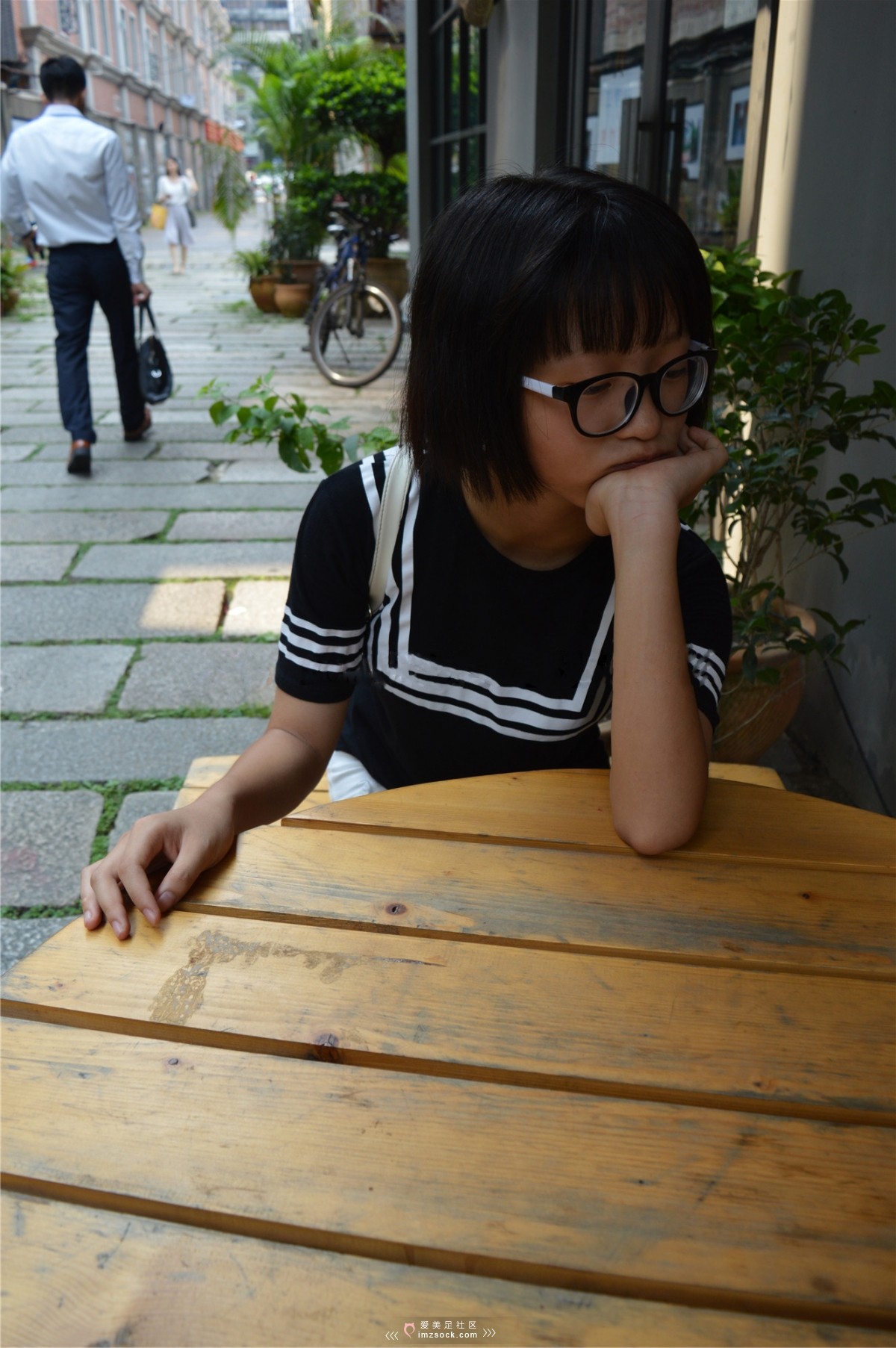 《嫩脚乖巧中学生》作品图