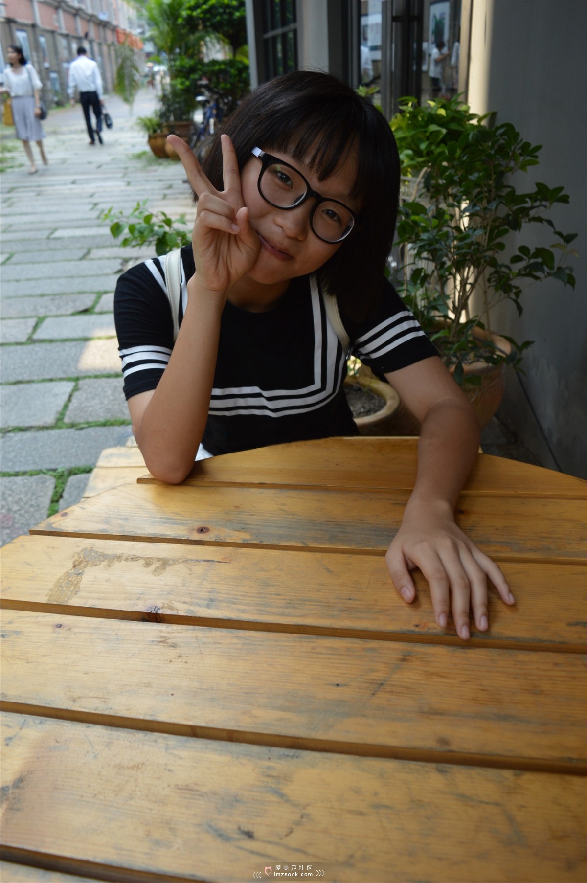 《嫩脚乖巧中学生》作品图