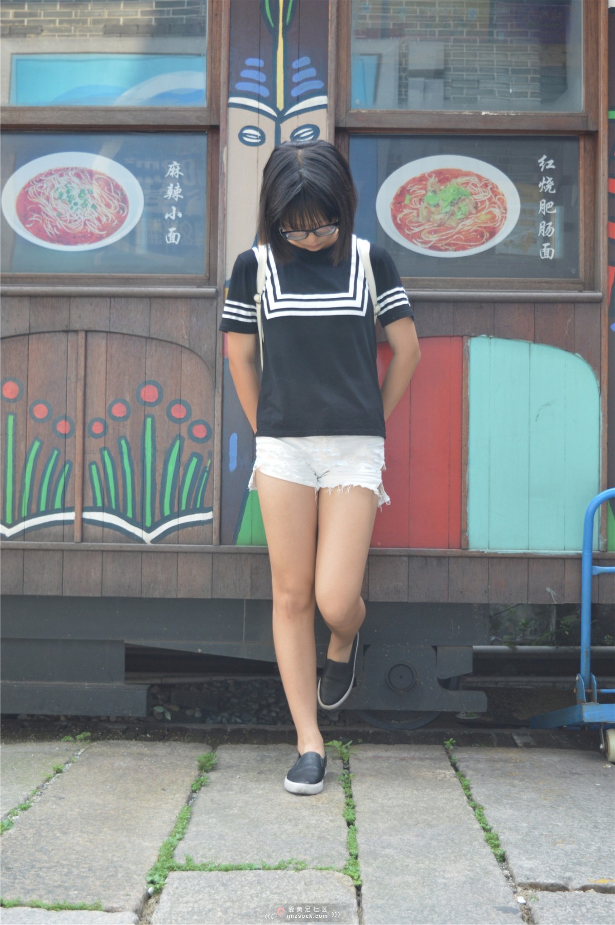 《嫩脚乖巧中学生》作品图