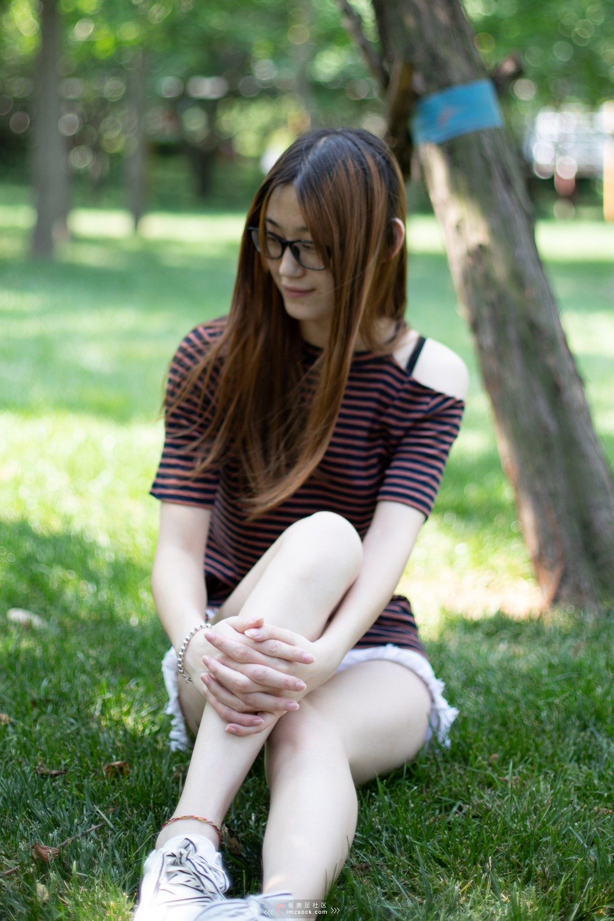 《苏轩 白色帆布鞋棉袜嫩足》作品图