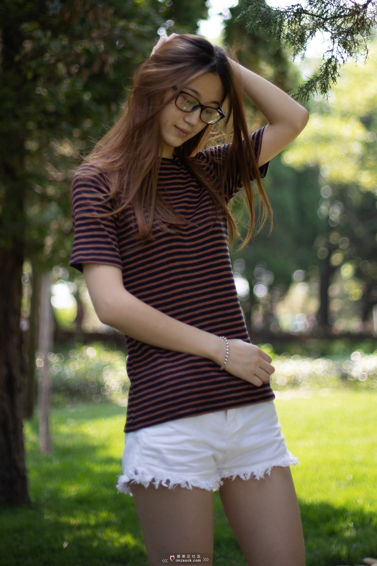 《苏轩 白色帆布鞋棉袜嫩足》作品图