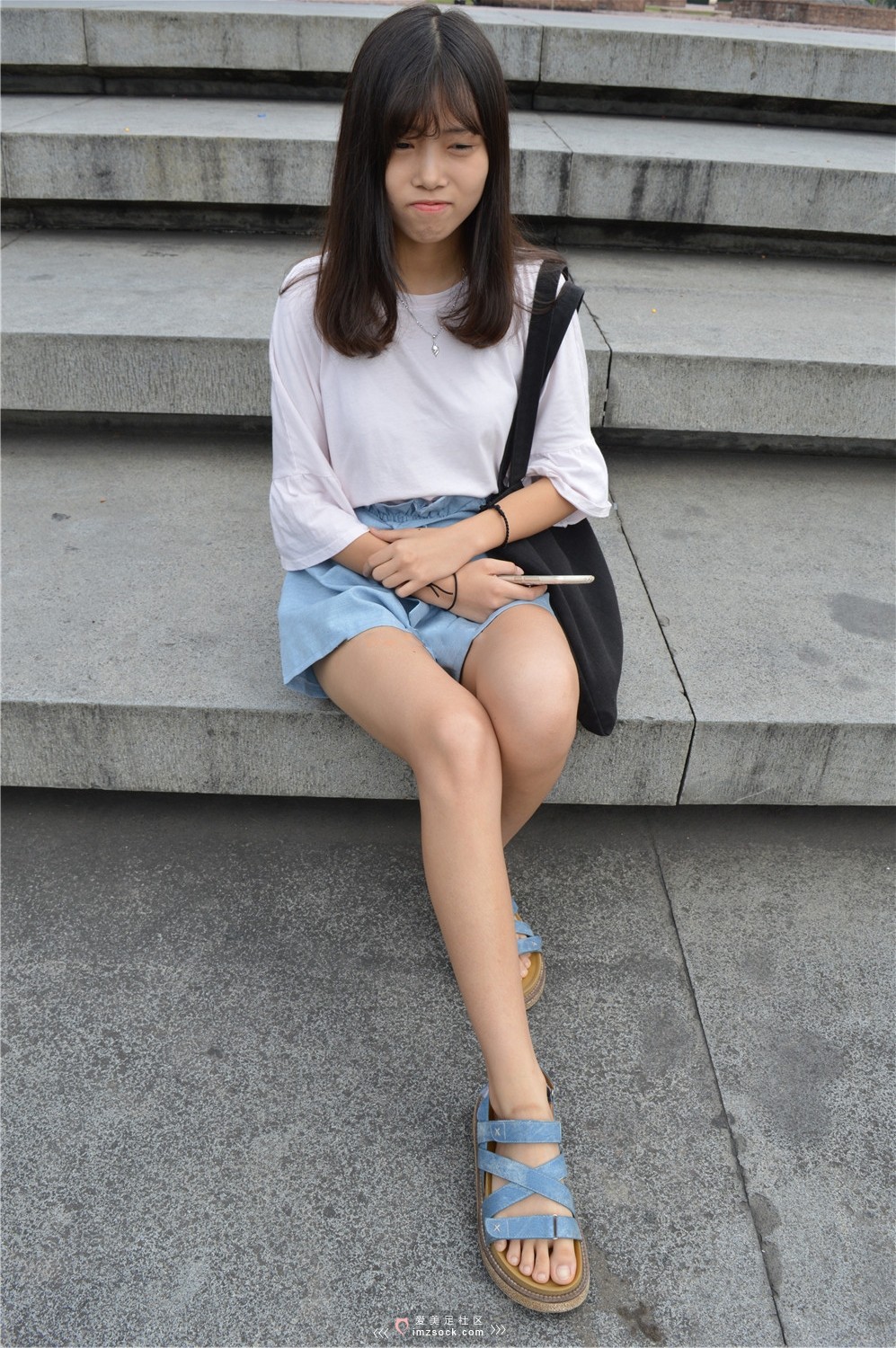 《小凉鞋 嫩脚妹子》作品图