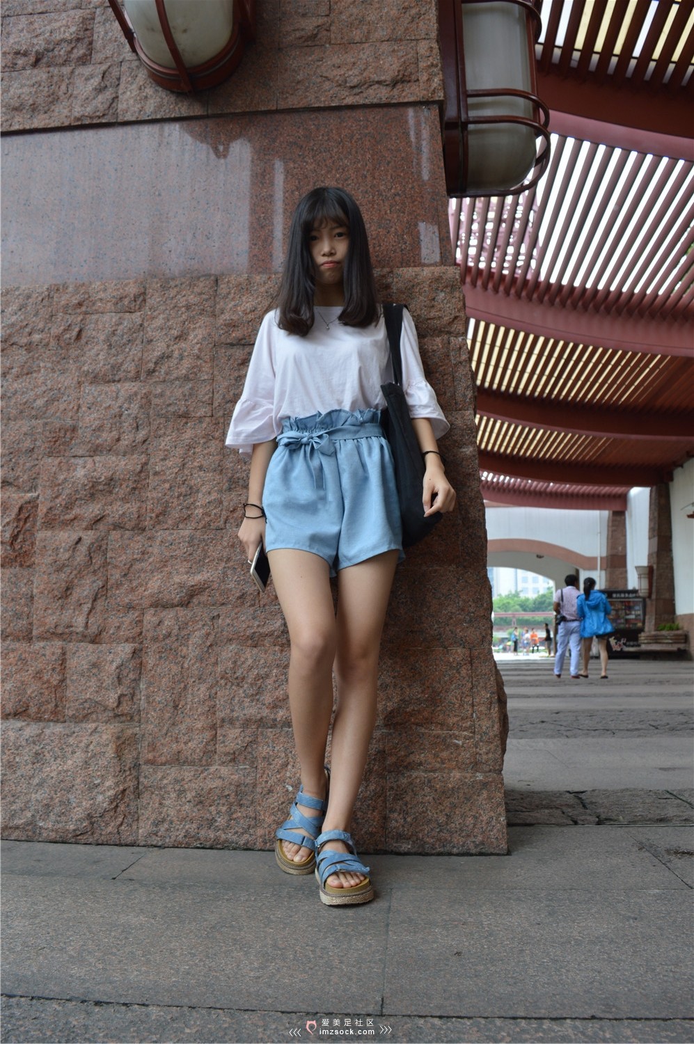 《小凉鞋 嫩脚妹子》作品图