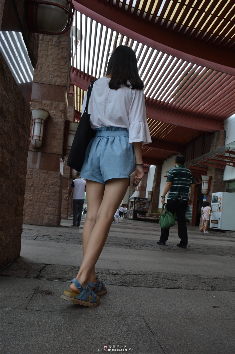 《小凉鞋 嫩脚妹子》作品图