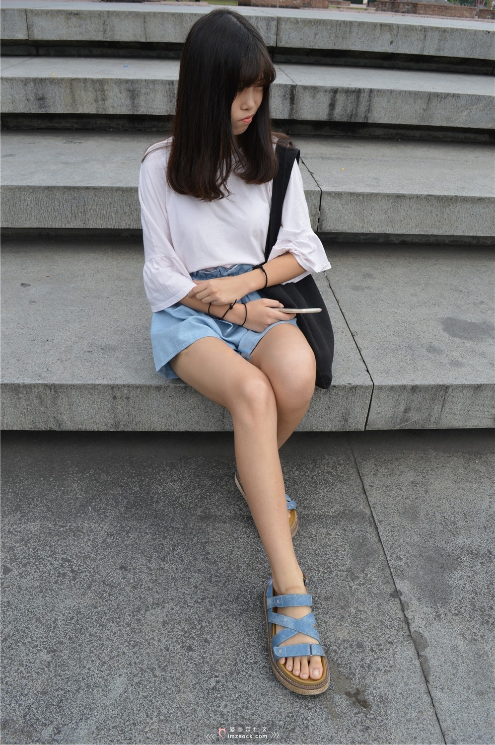 《小凉鞋 嫩脚妹子》作品图