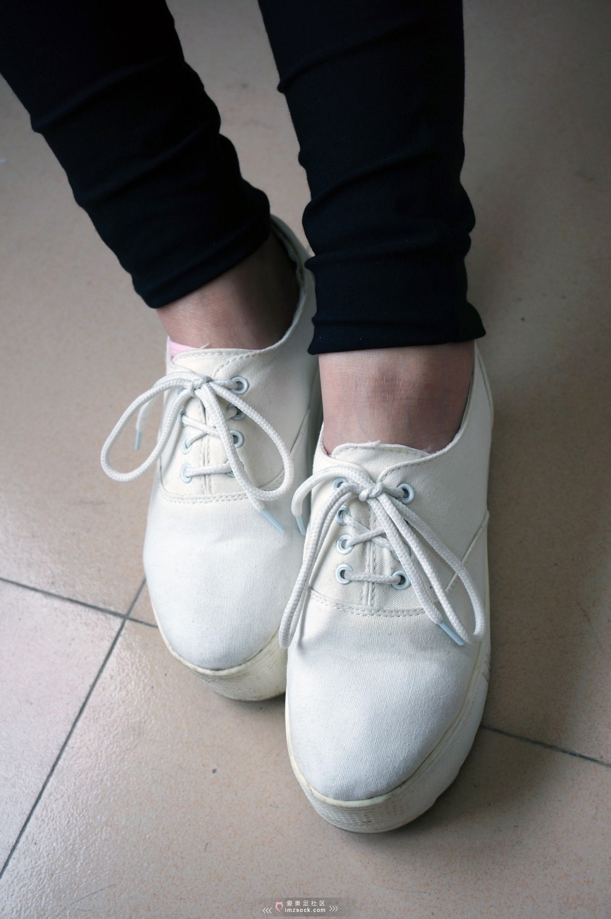 《学校里的嫩脚少女 红指甲+粉色小船袜》作品图