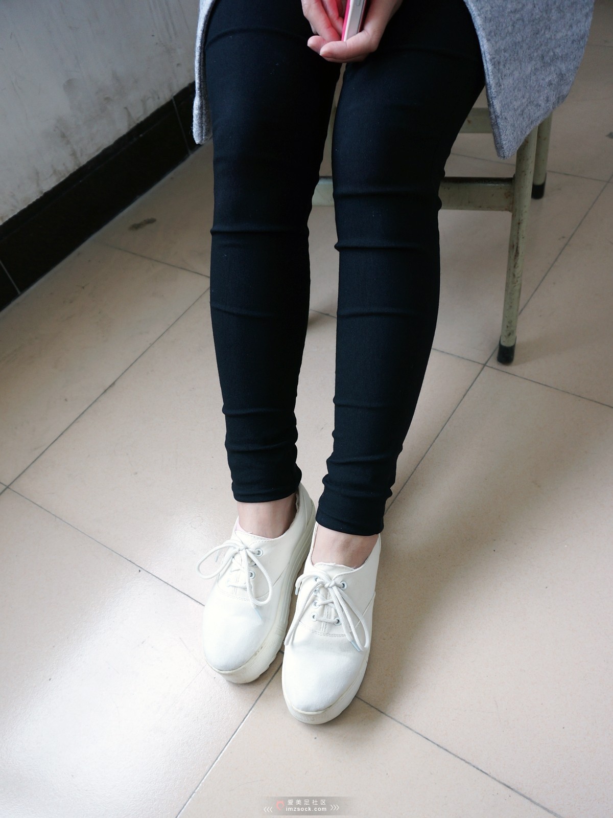 《学校里的嫩脚少女 红指甲+粉色小船袜》作品图