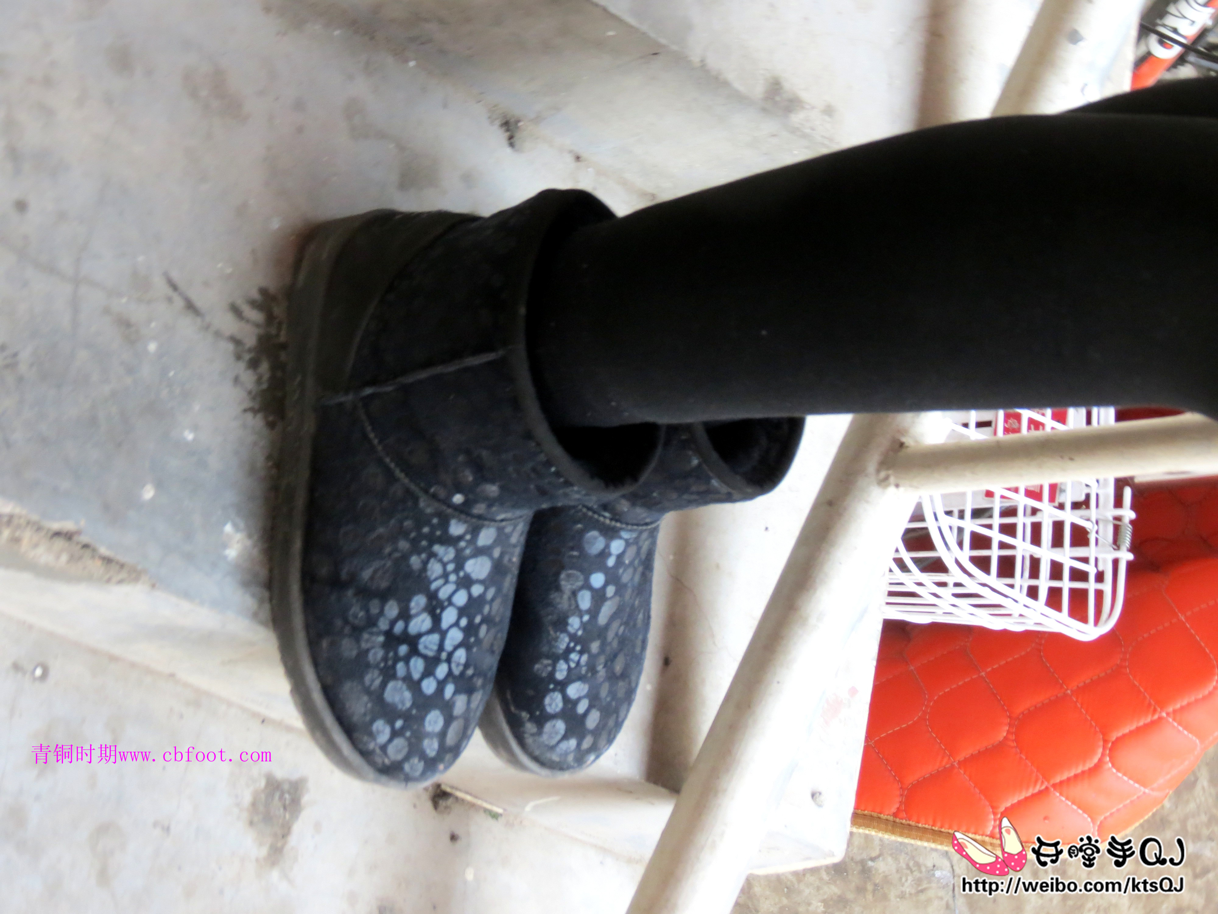 《四眼妹的短筒雪地靴》作品图