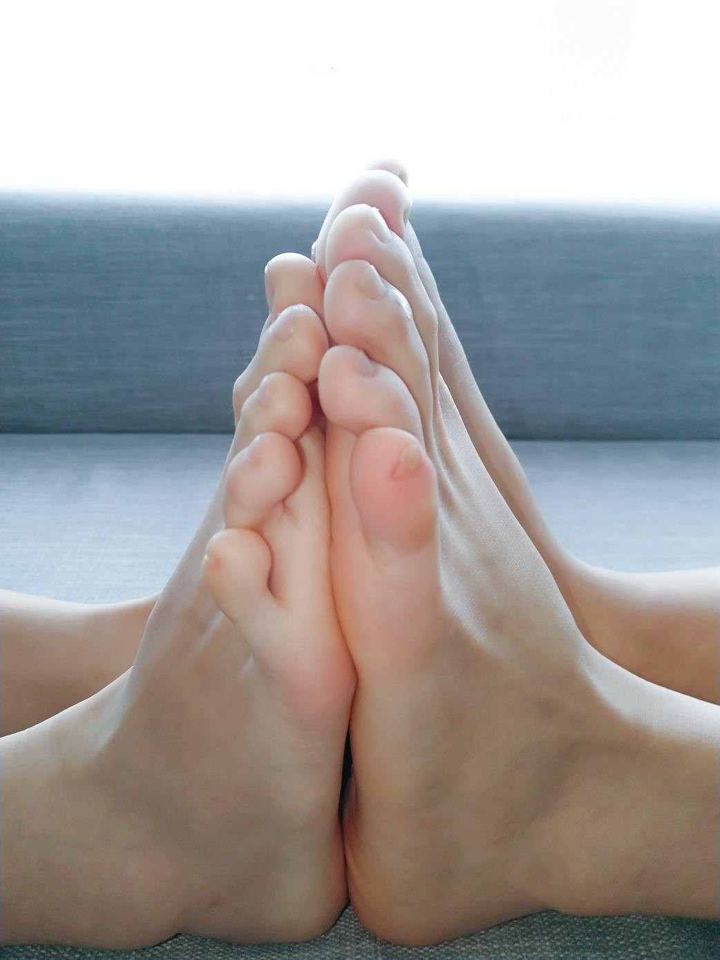 《两个不喜欢洗脚的小姐姐》作品图