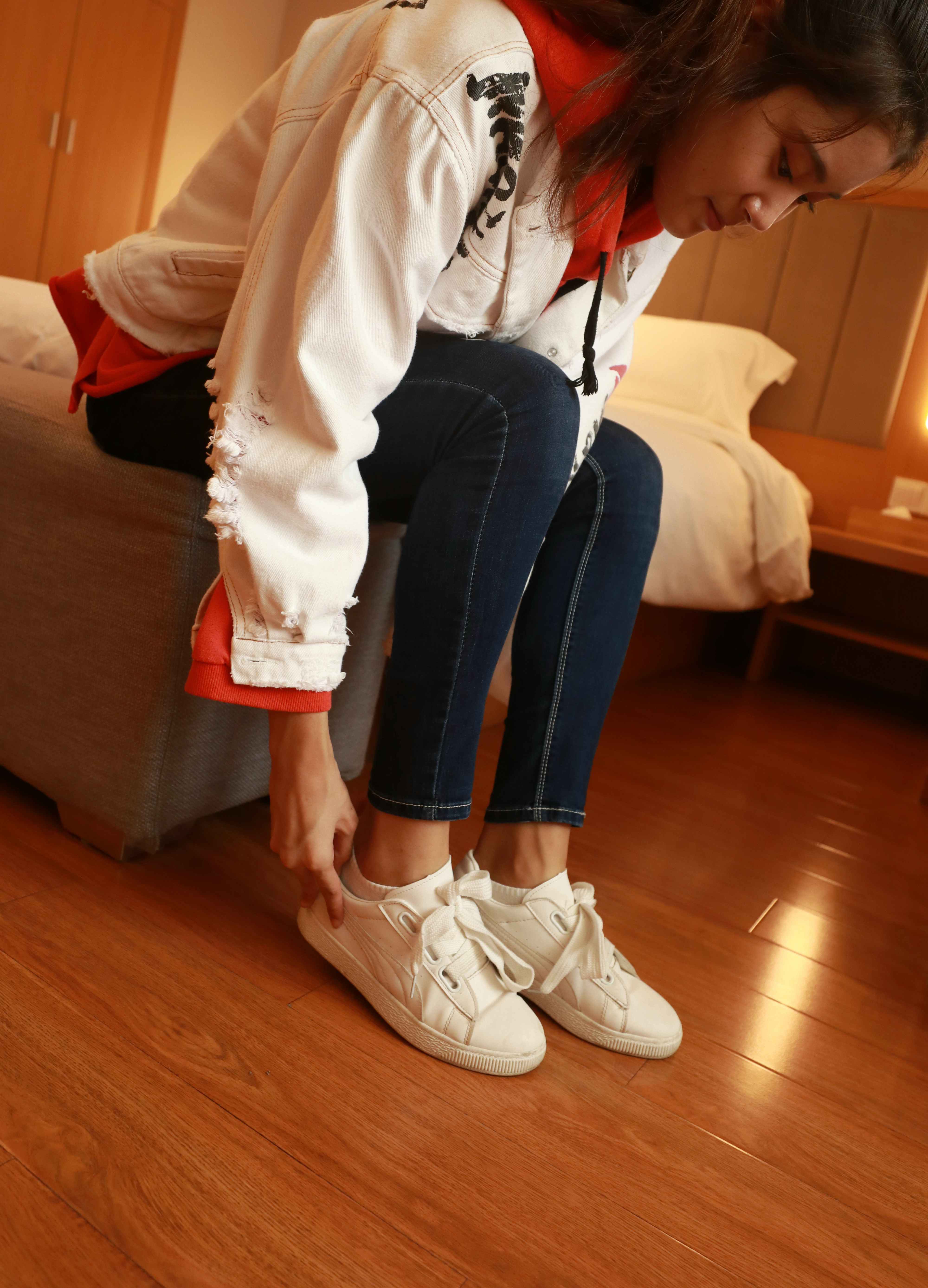 《双胞胎姐妹对脚》作品图