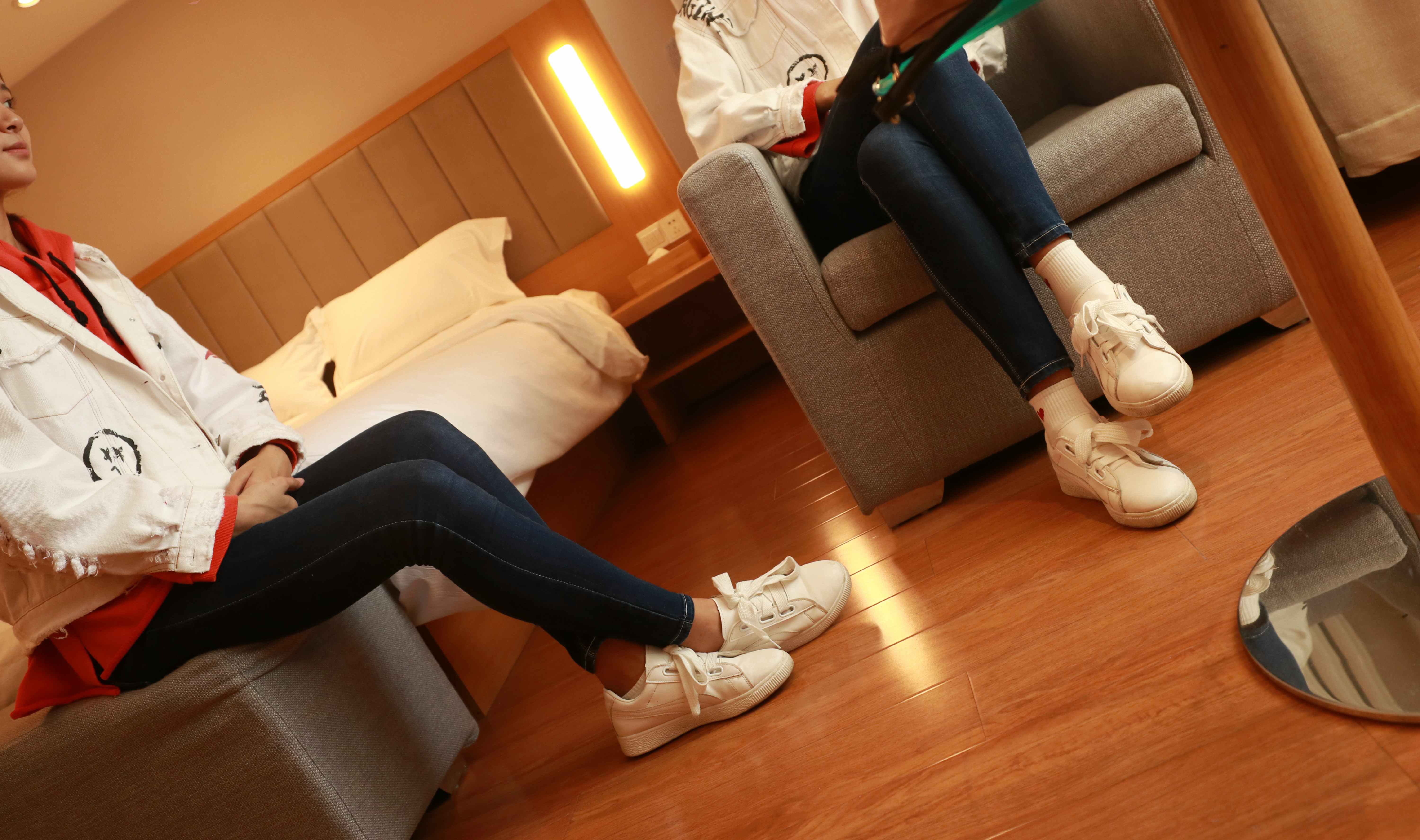 《双胞胎姐妹对脚》作品图