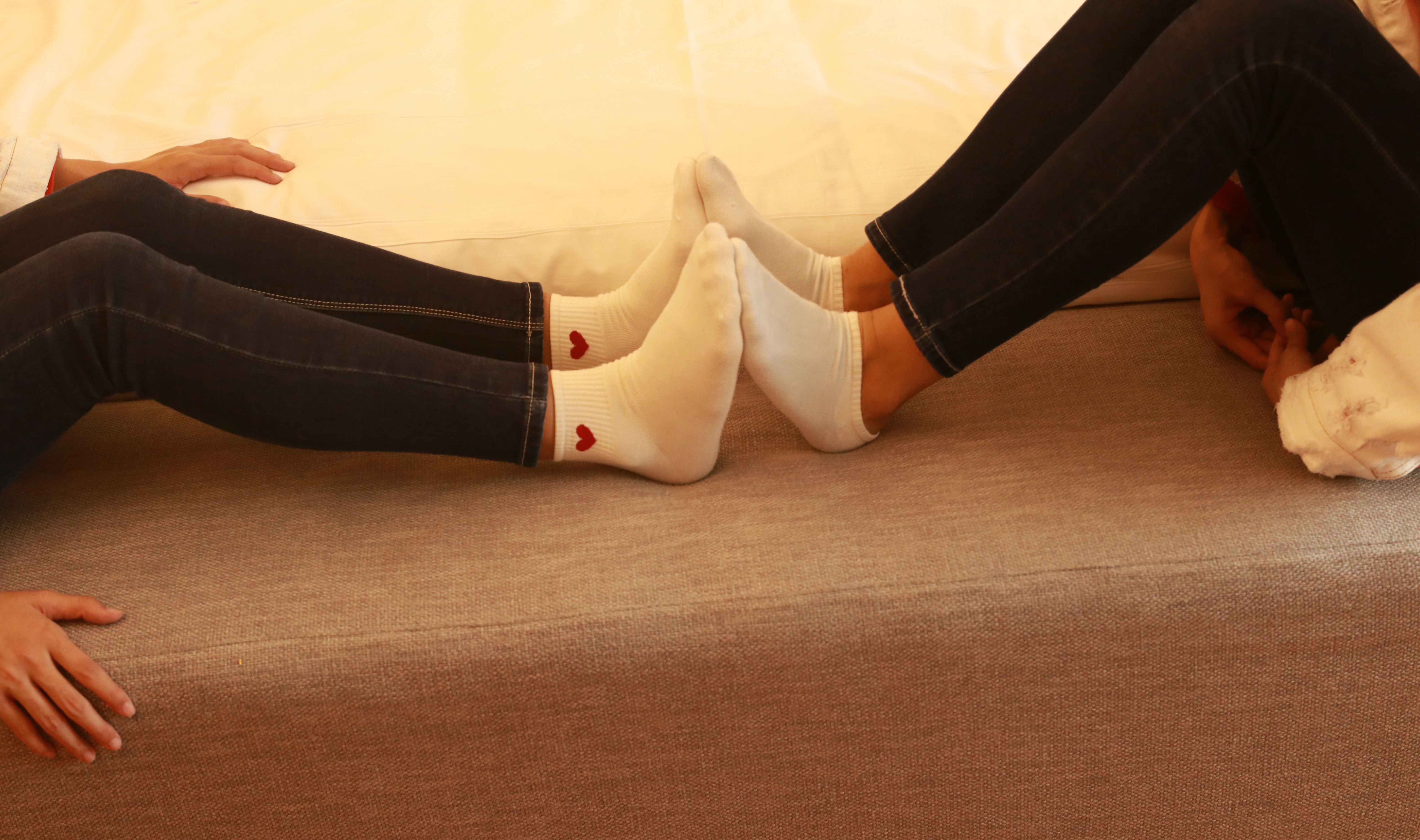 《双胞胎姐妹对脚》作品图