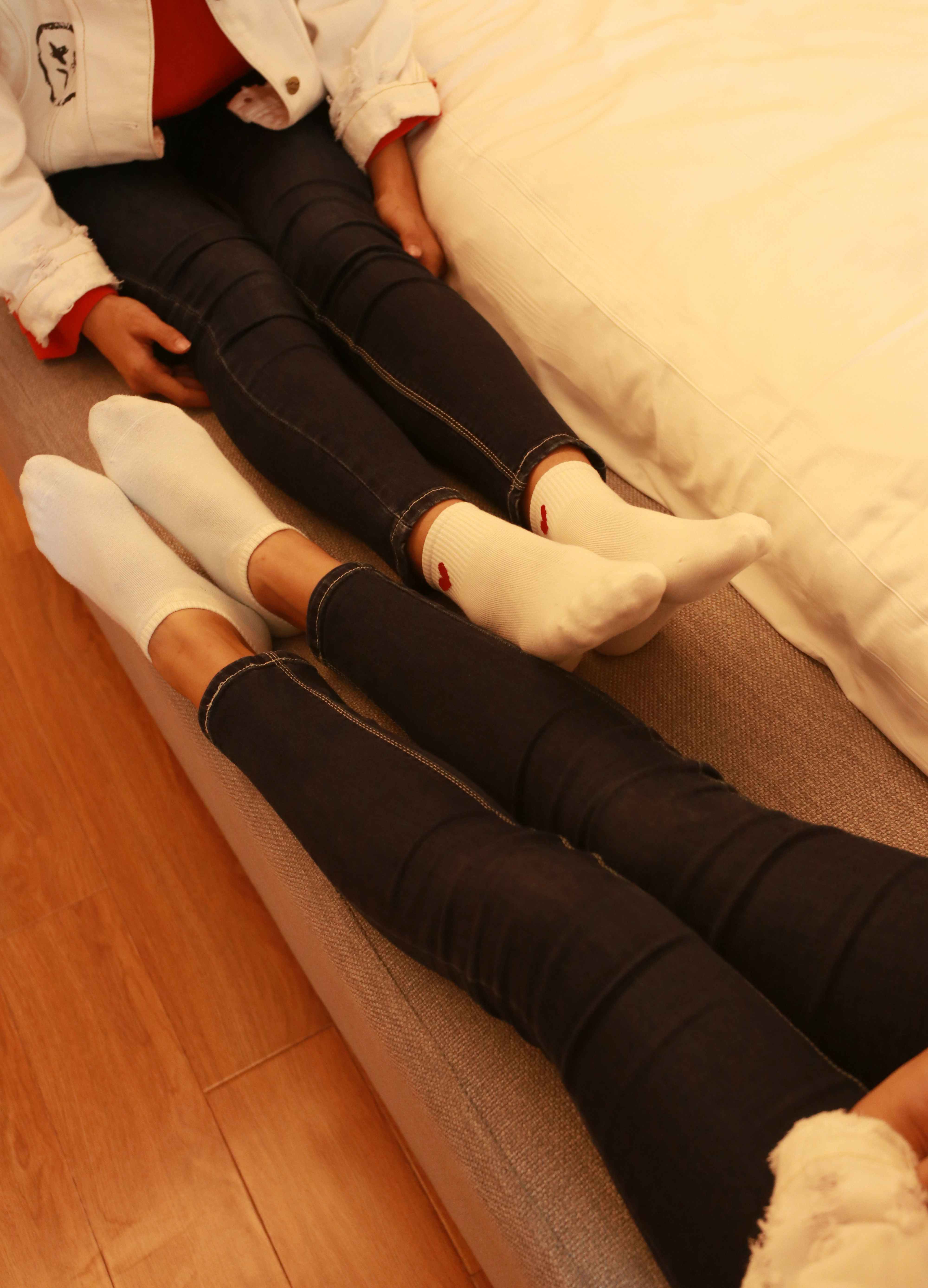 《双胞胎姐妹对脚》作品图