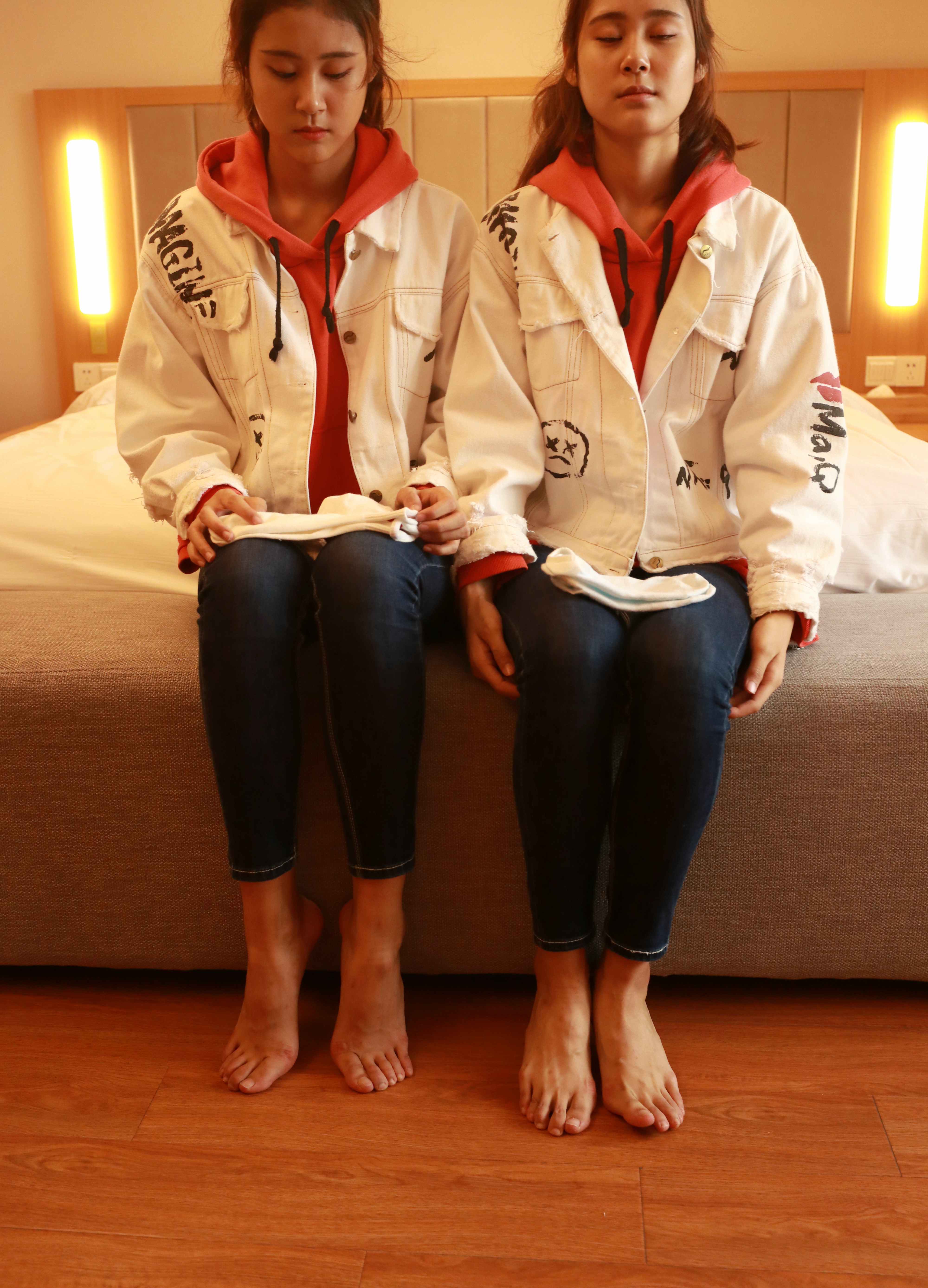 《双胞胎姐妹对脚》作品图