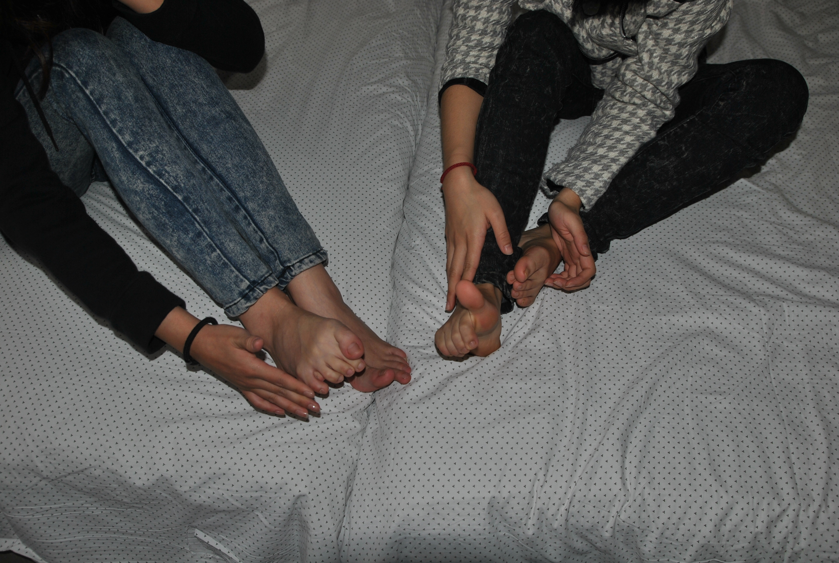 《两学妹玉足大碰撞》作品图