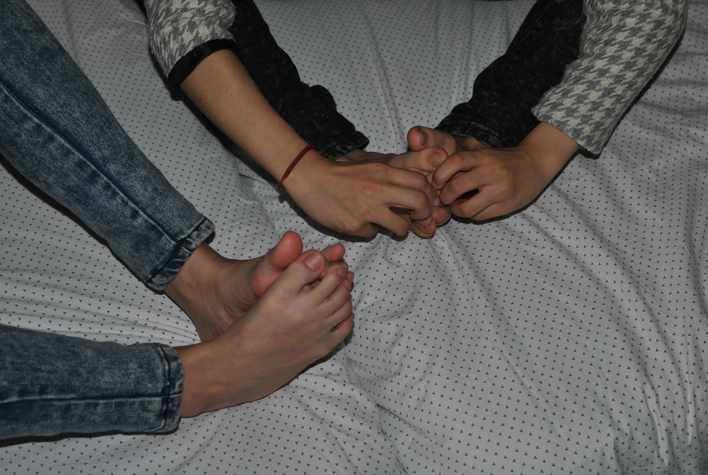 《两学妹玉足大碰撞》作品图