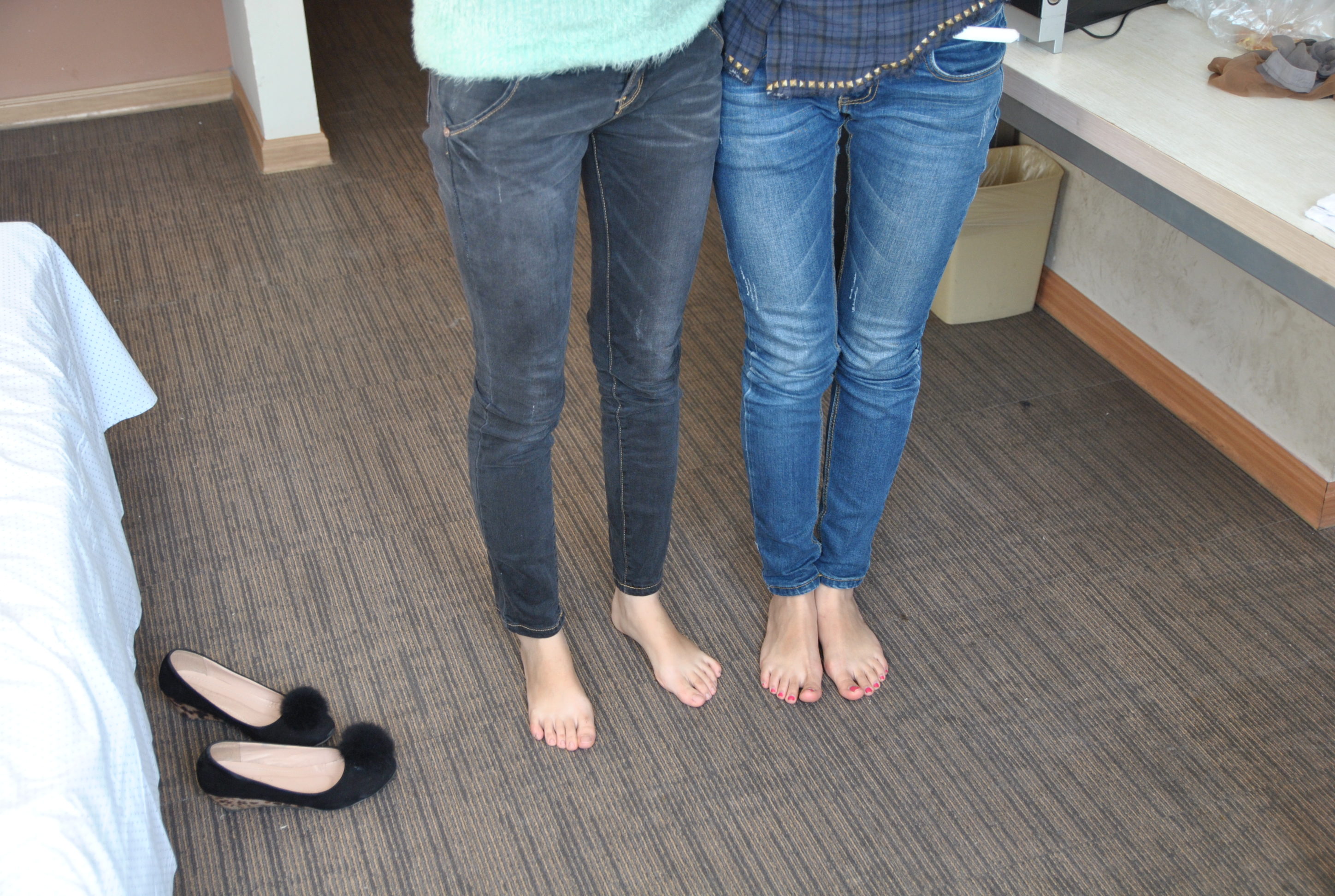 《牛仔裤@赤足》作品图