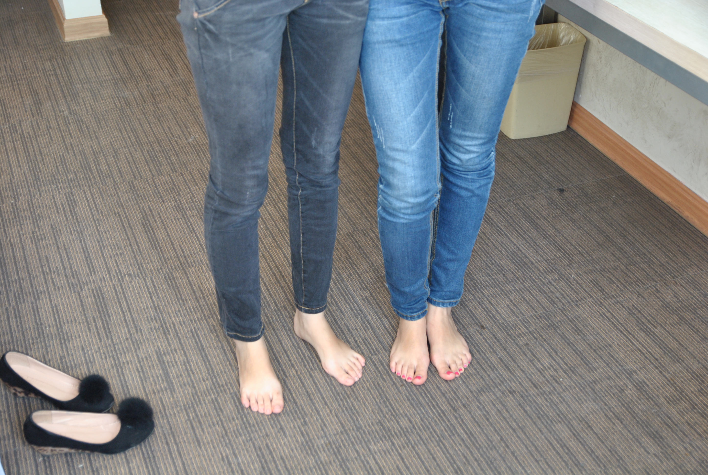 《牛仔裤@赤足》作品图