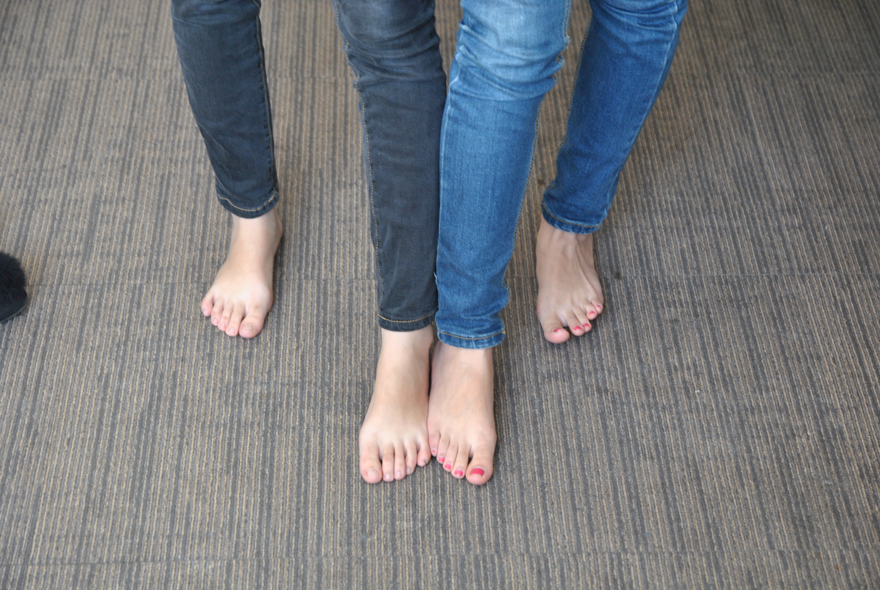 《牛仔裤@赤足》作品图