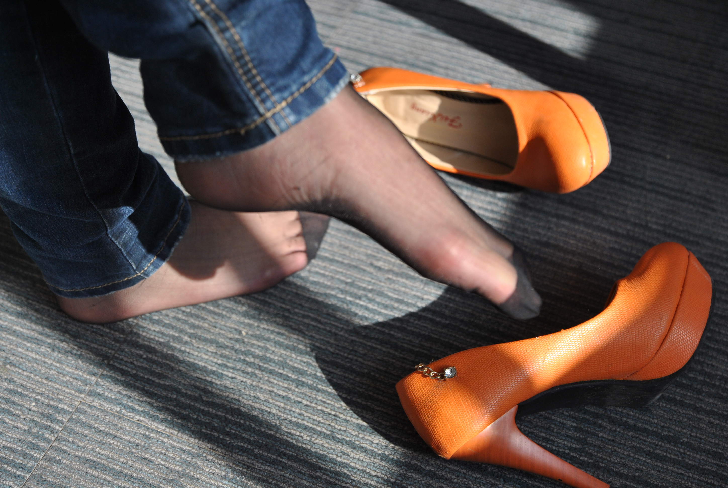 《黑丝 挑鞋 阳光》作品图