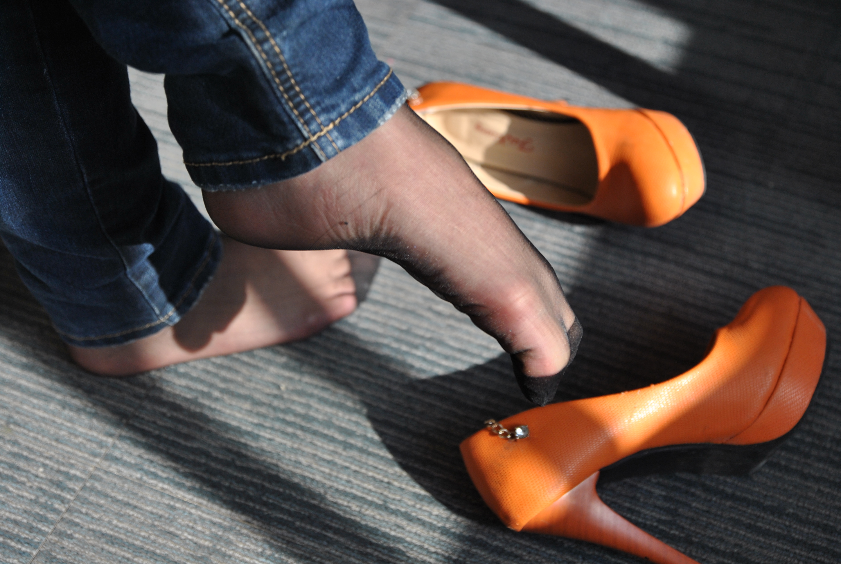 《黑丝 挑鞋 阳光》作品图