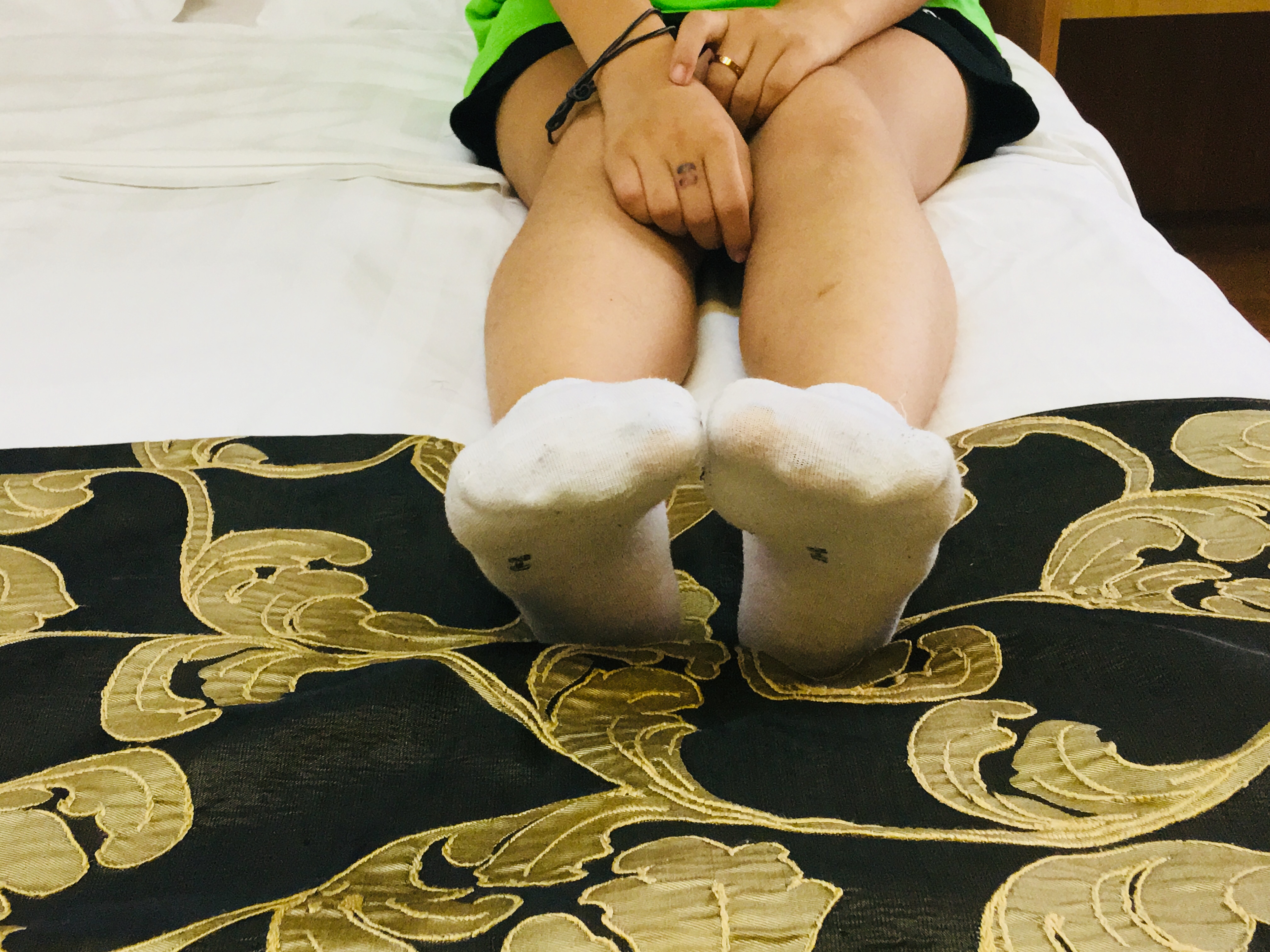 《刚逛完街的闺蜜俩 两双汗味脚丫一起玩》作品图