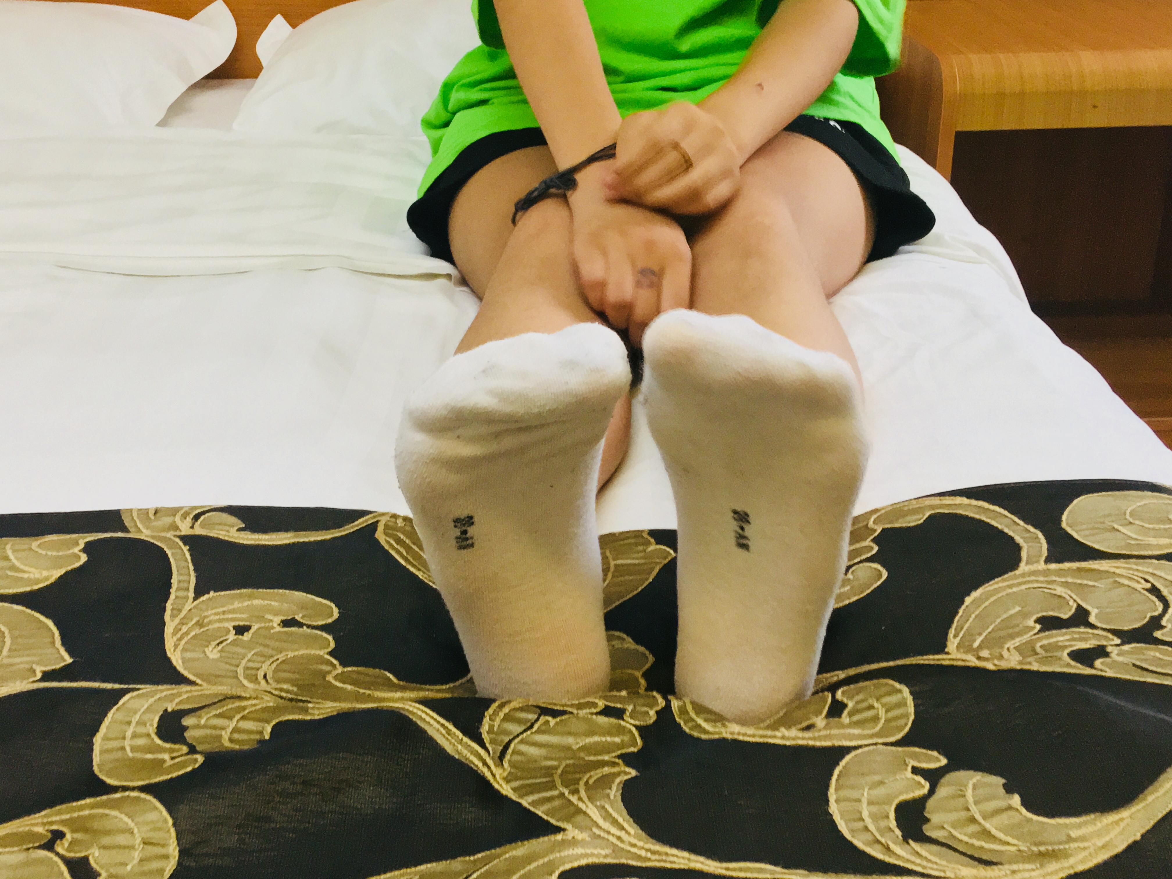 《刚逛完街的闺蜜俩 两双汗味脚丫一起玩》作品图