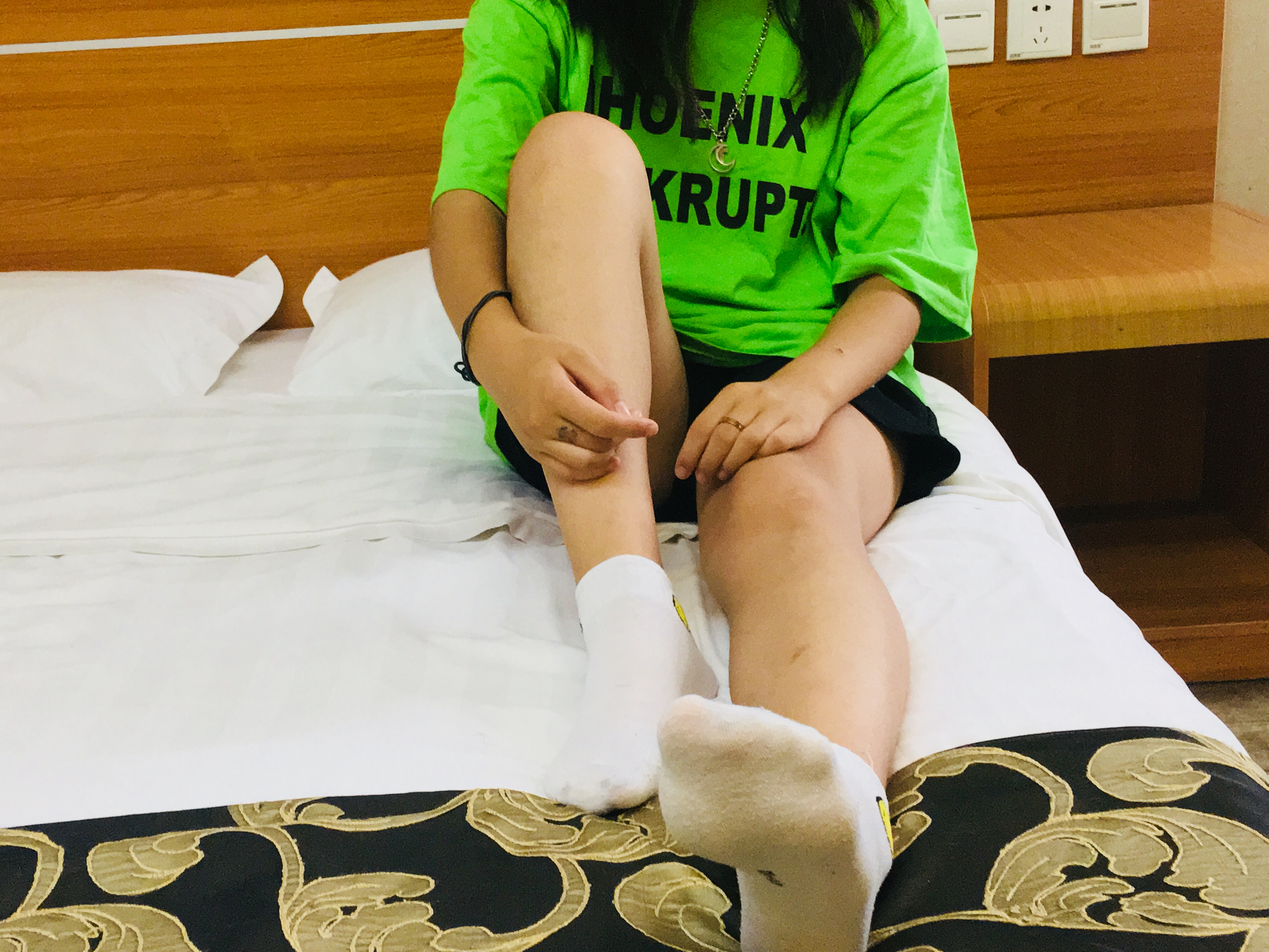 《刚逛完街的闺蜜俩 两双汗味脚丫一起玩》作品图