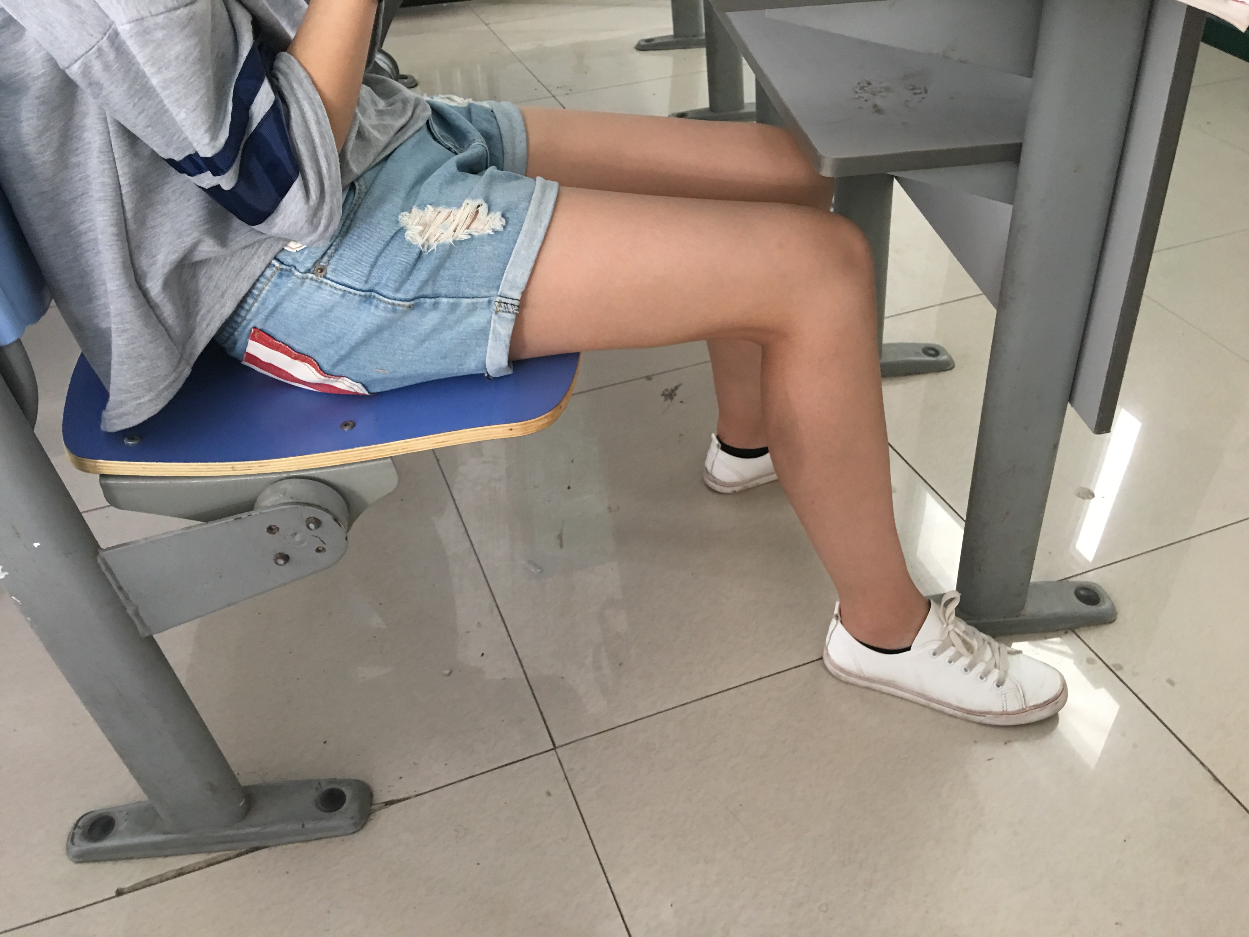 《波浪长发学妹的棉袜小脚》作品图