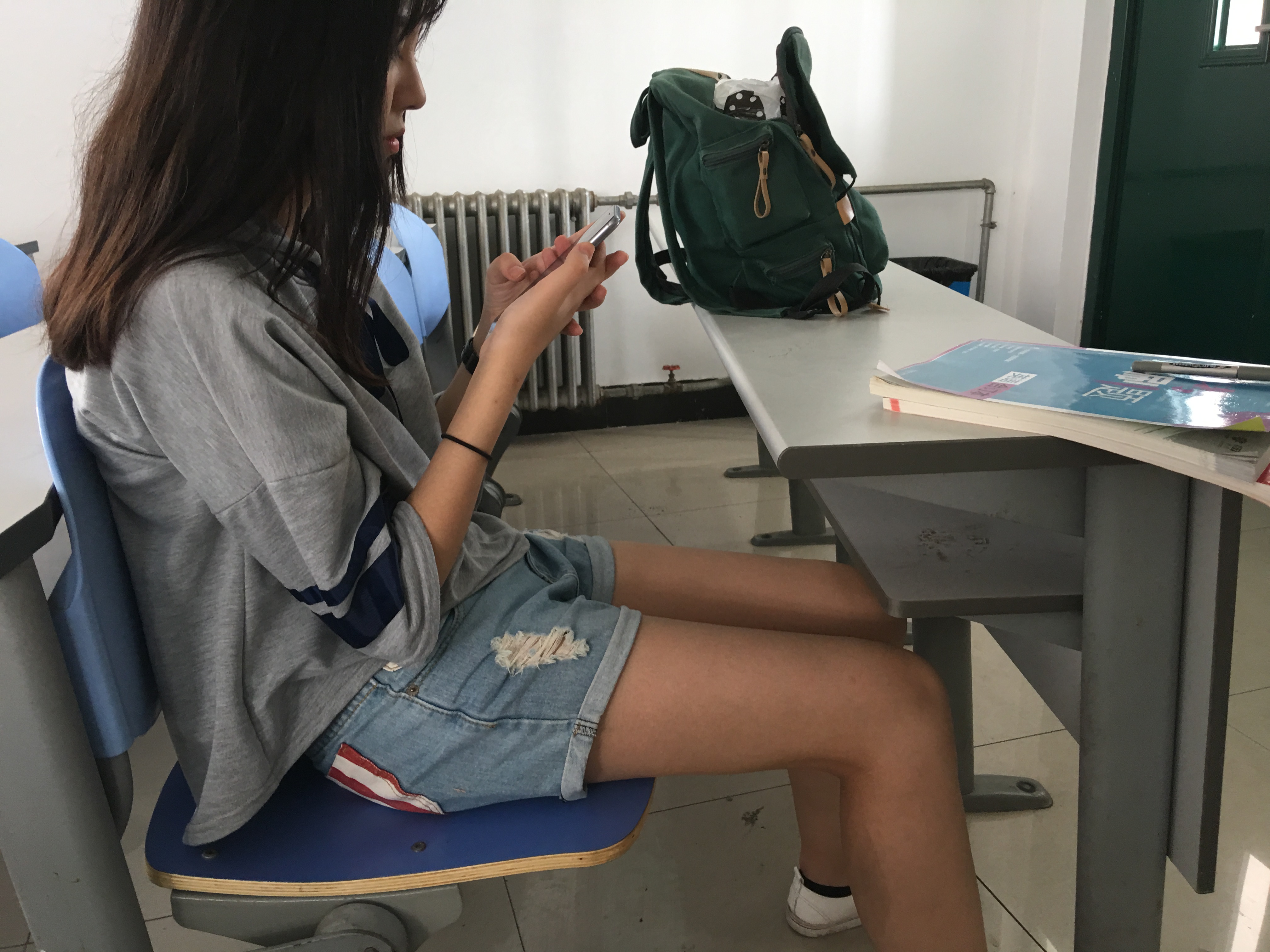 《波浪长发学妹的棉袜小脚》作品图