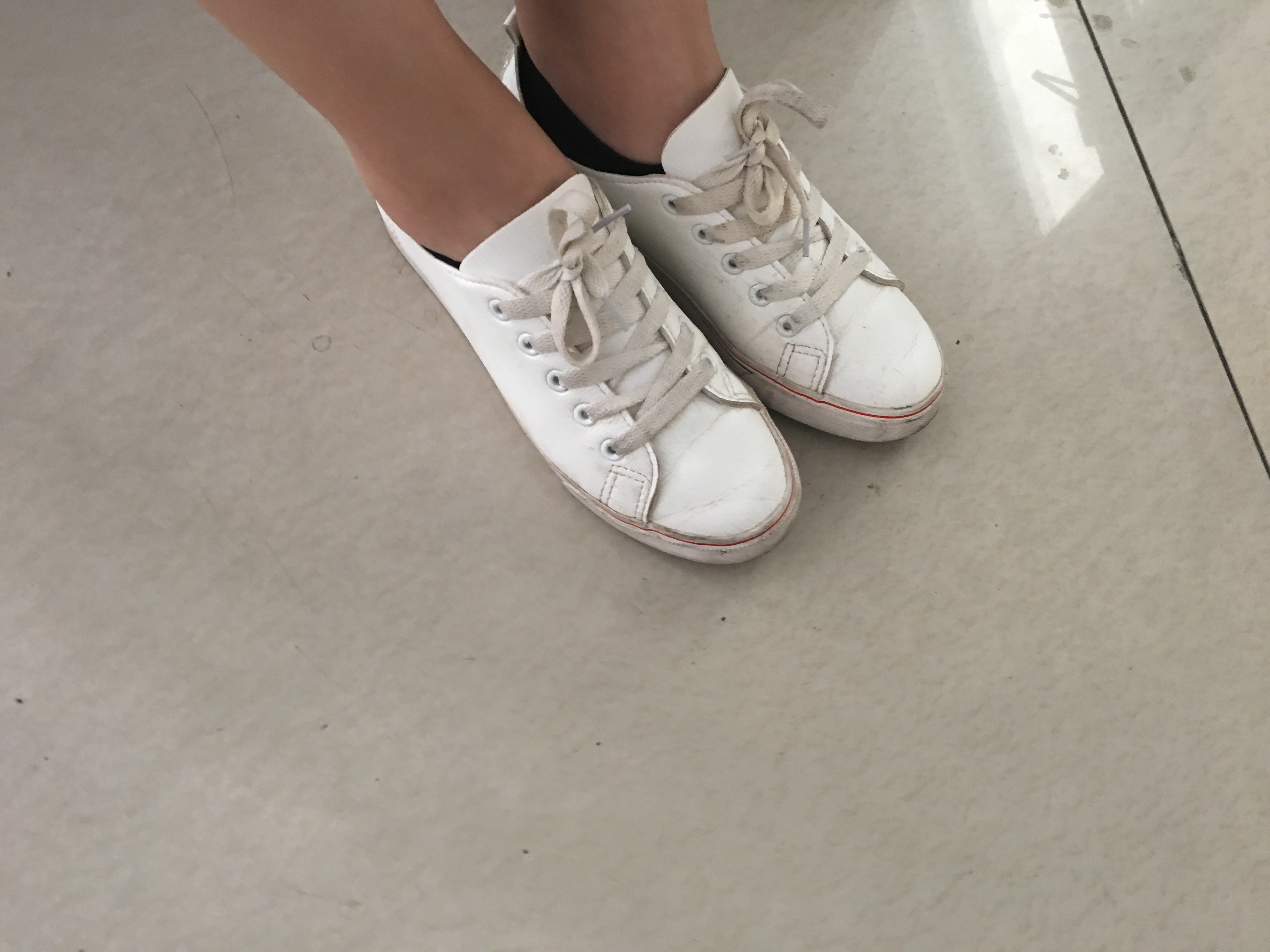 《波浪长发学妹的棉袜小脚》作品图