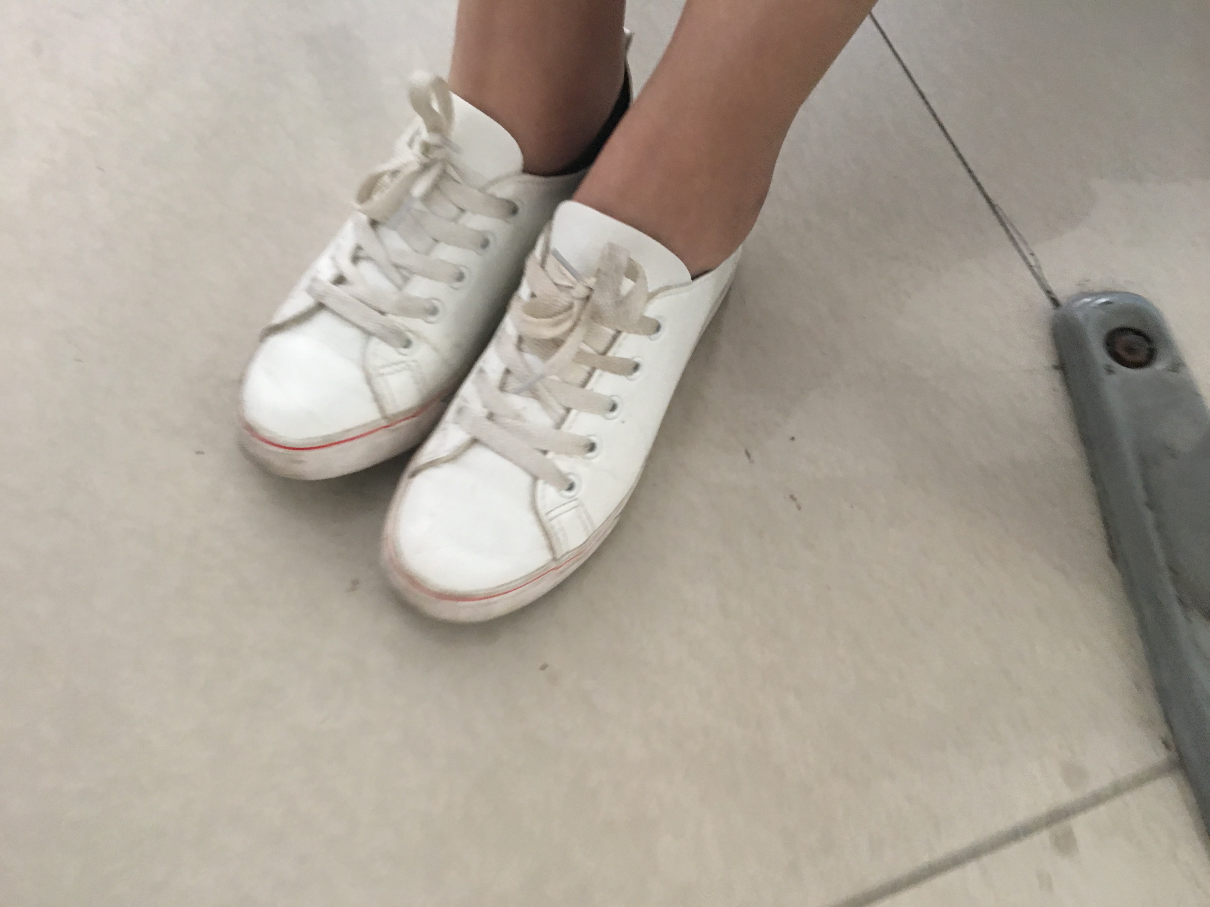 《波浪长发学妹的棉袜小脚》作品图