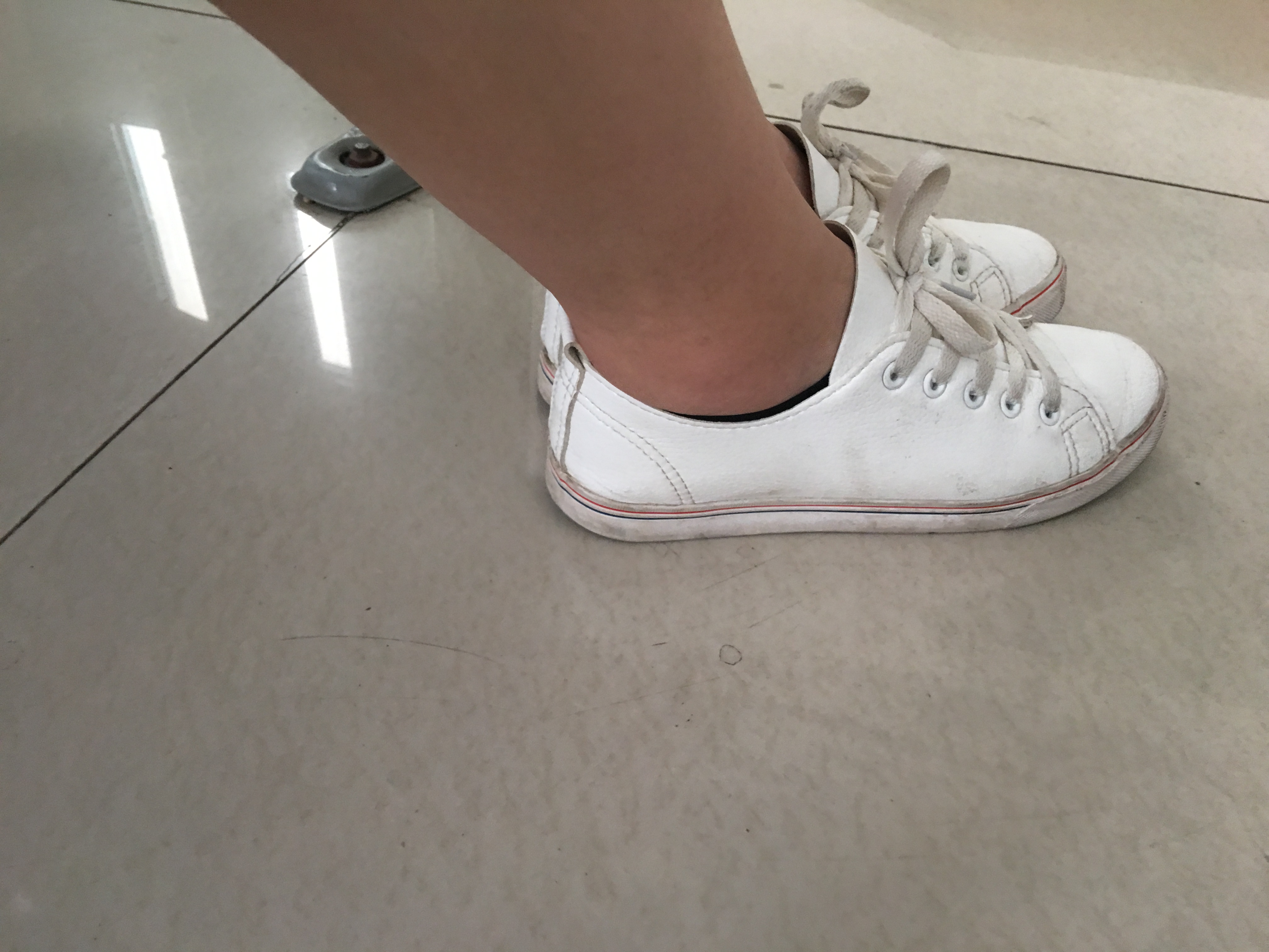 《波浪长发学妹的棉袜小脚》作品图