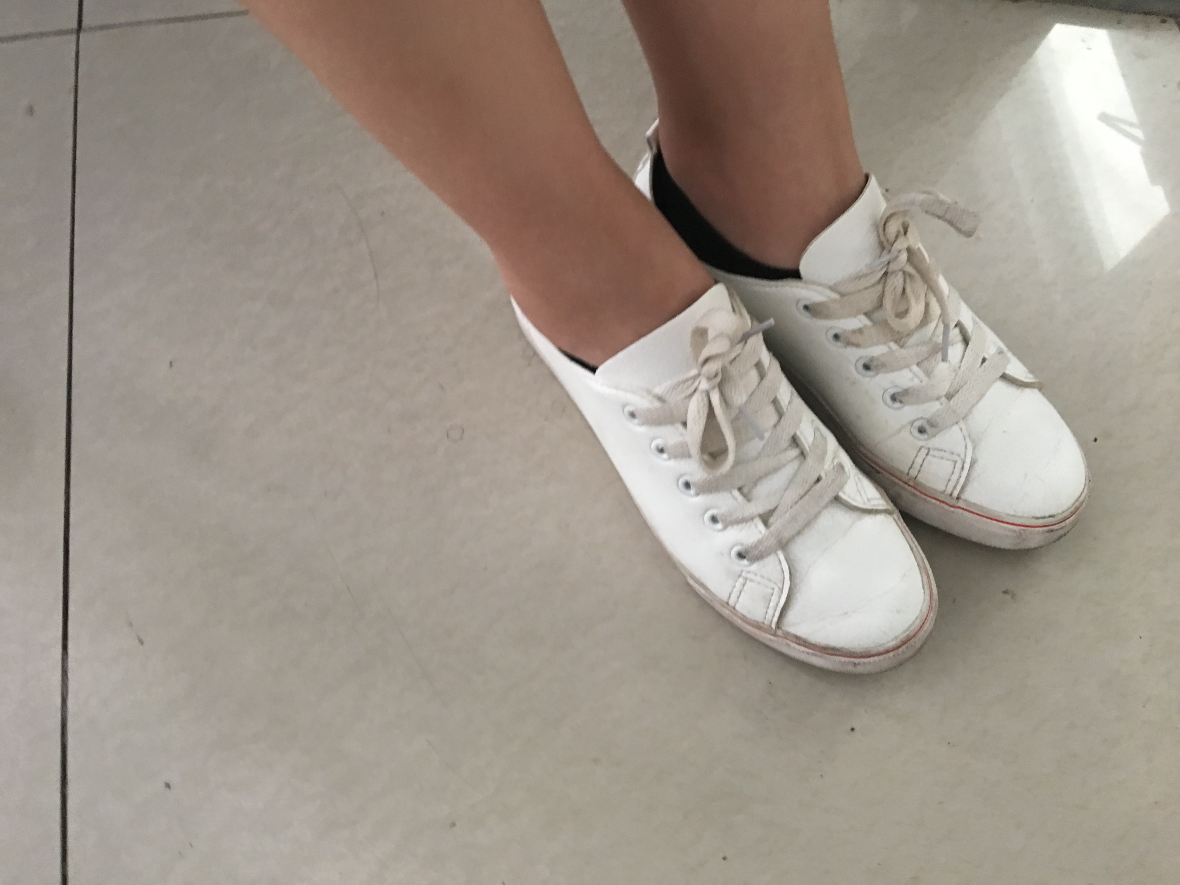 《波浪长发学妹的棉袜小脚》作品图