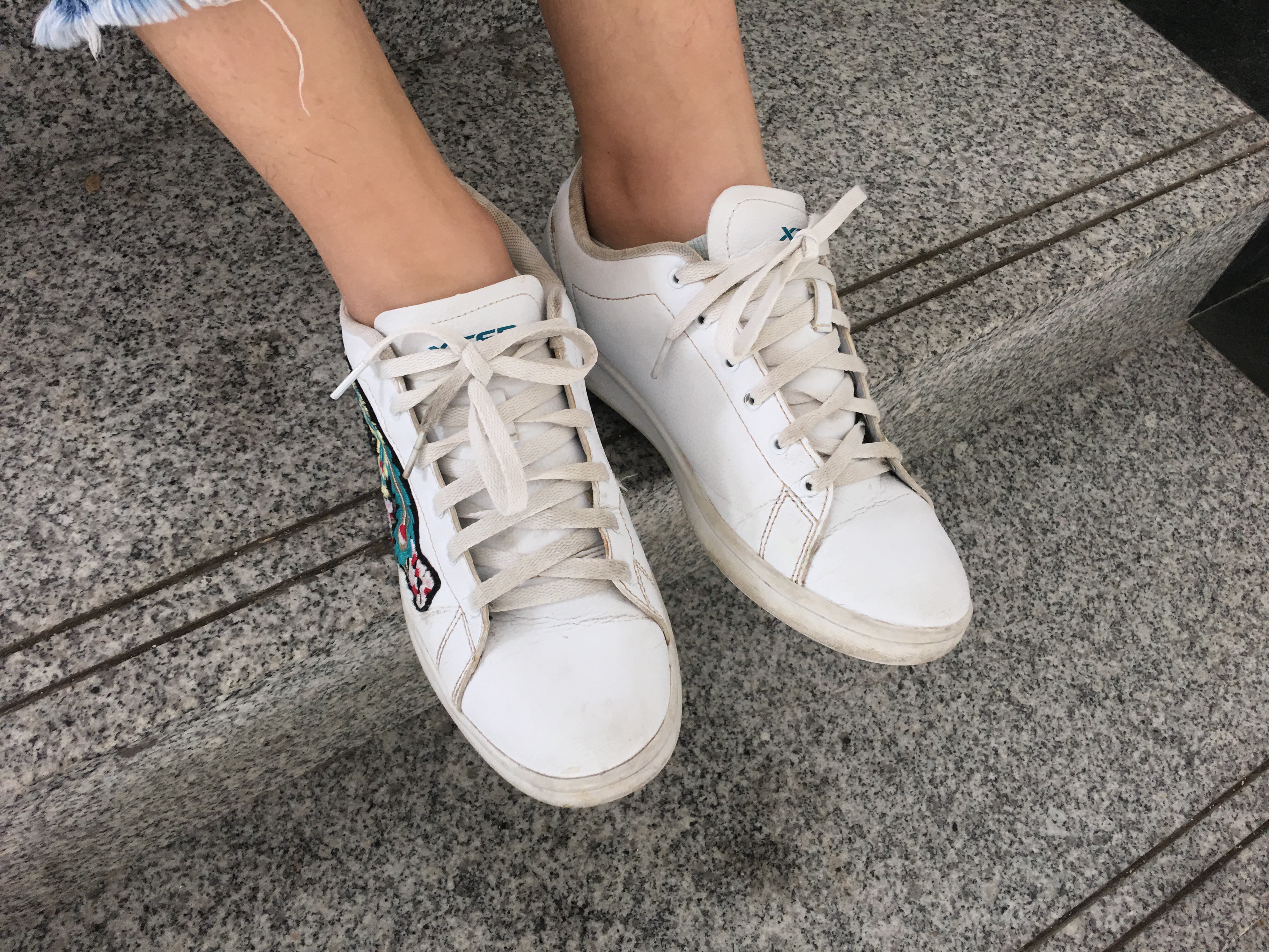 《楼梯间两妹子棉袜汗脚》作品图