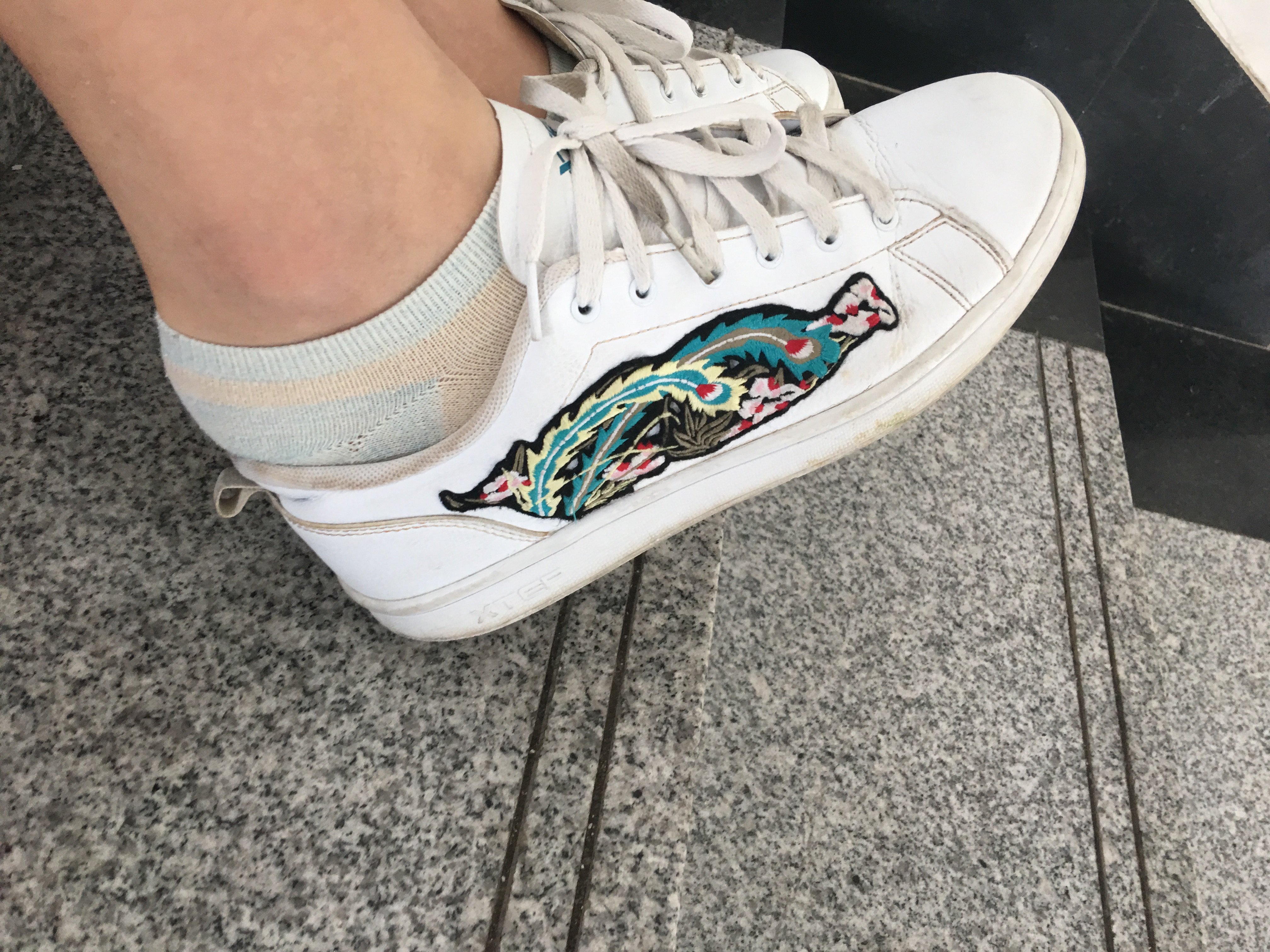 《楼梯间两妹子棉袜汗脚》作品图