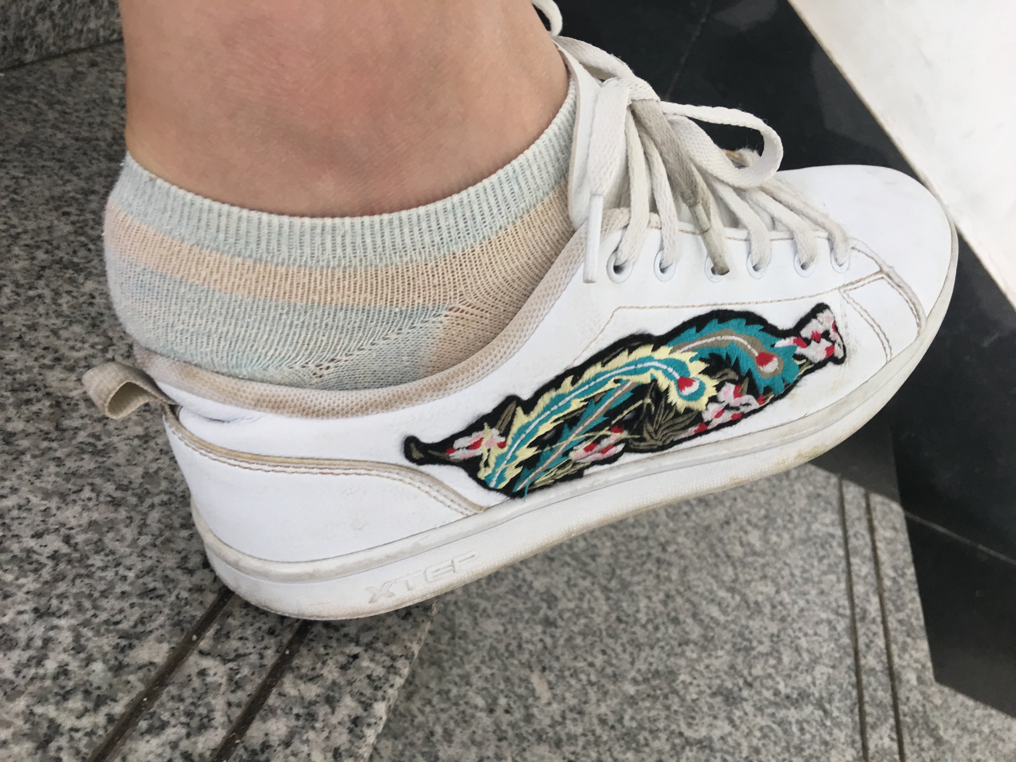 《楼梯间两妹子棉袜汗脚》作品图