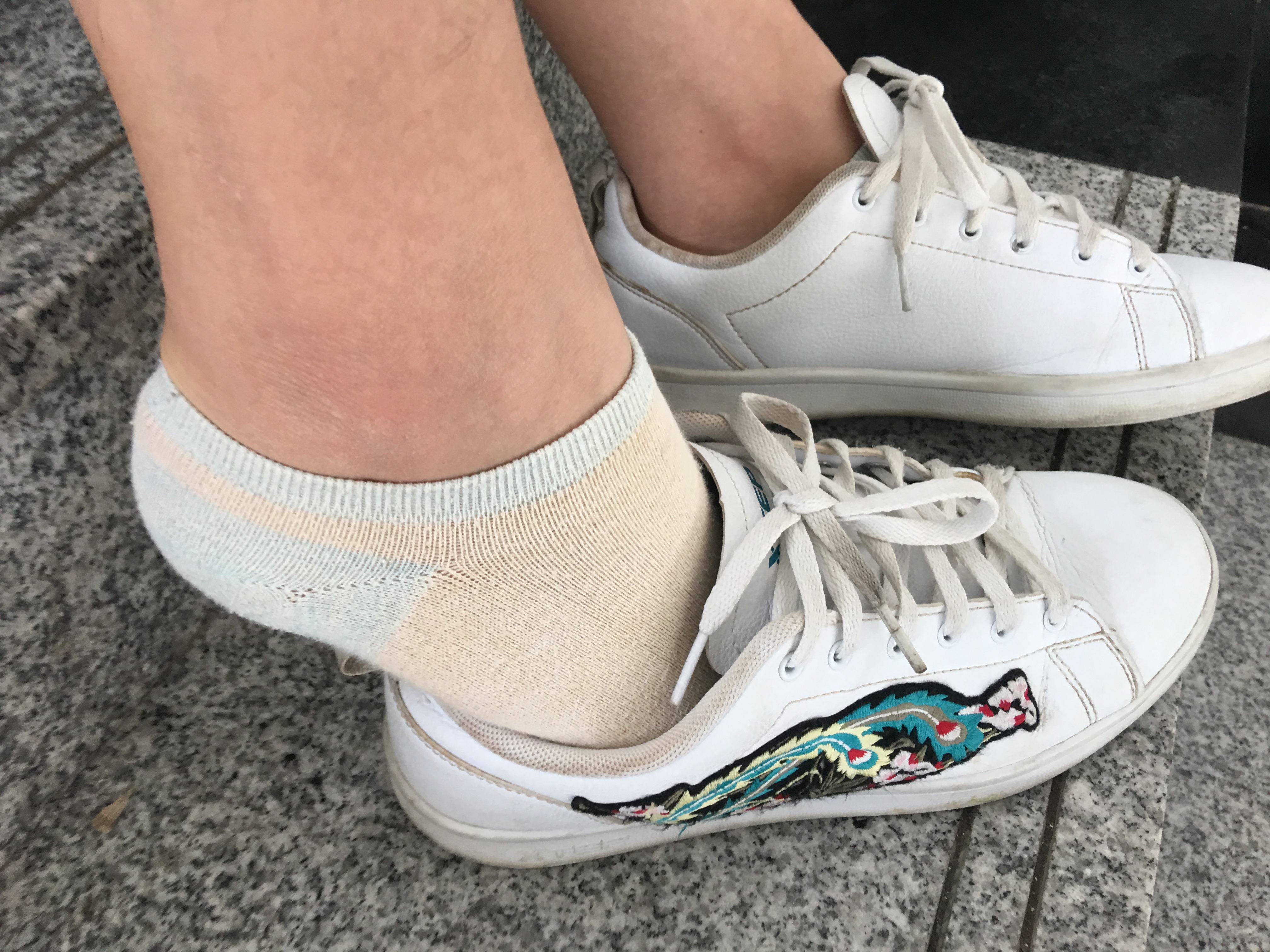 《楼梯间两妹子棉袜汗脚》作品图