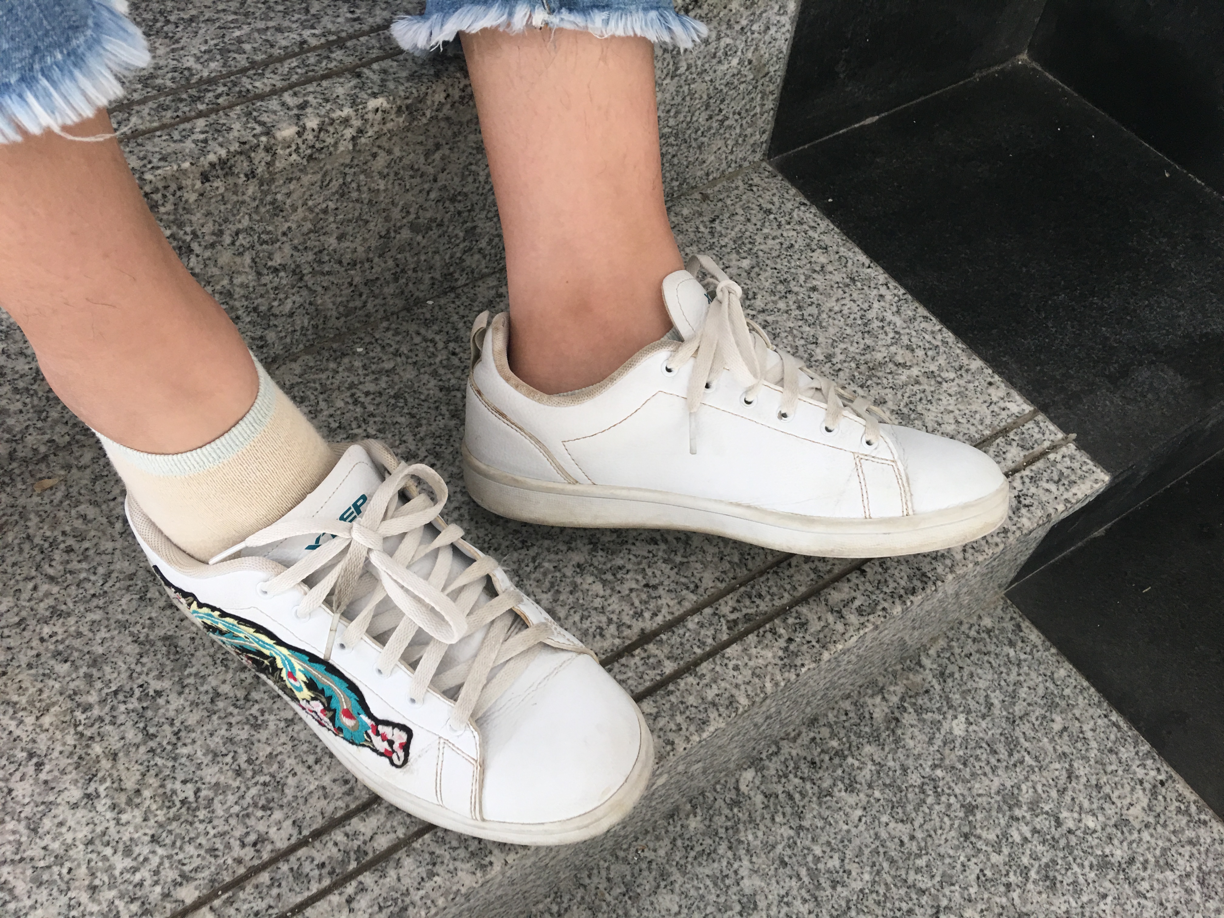 《楼梯间两妹子棉袜汗脚》作品图