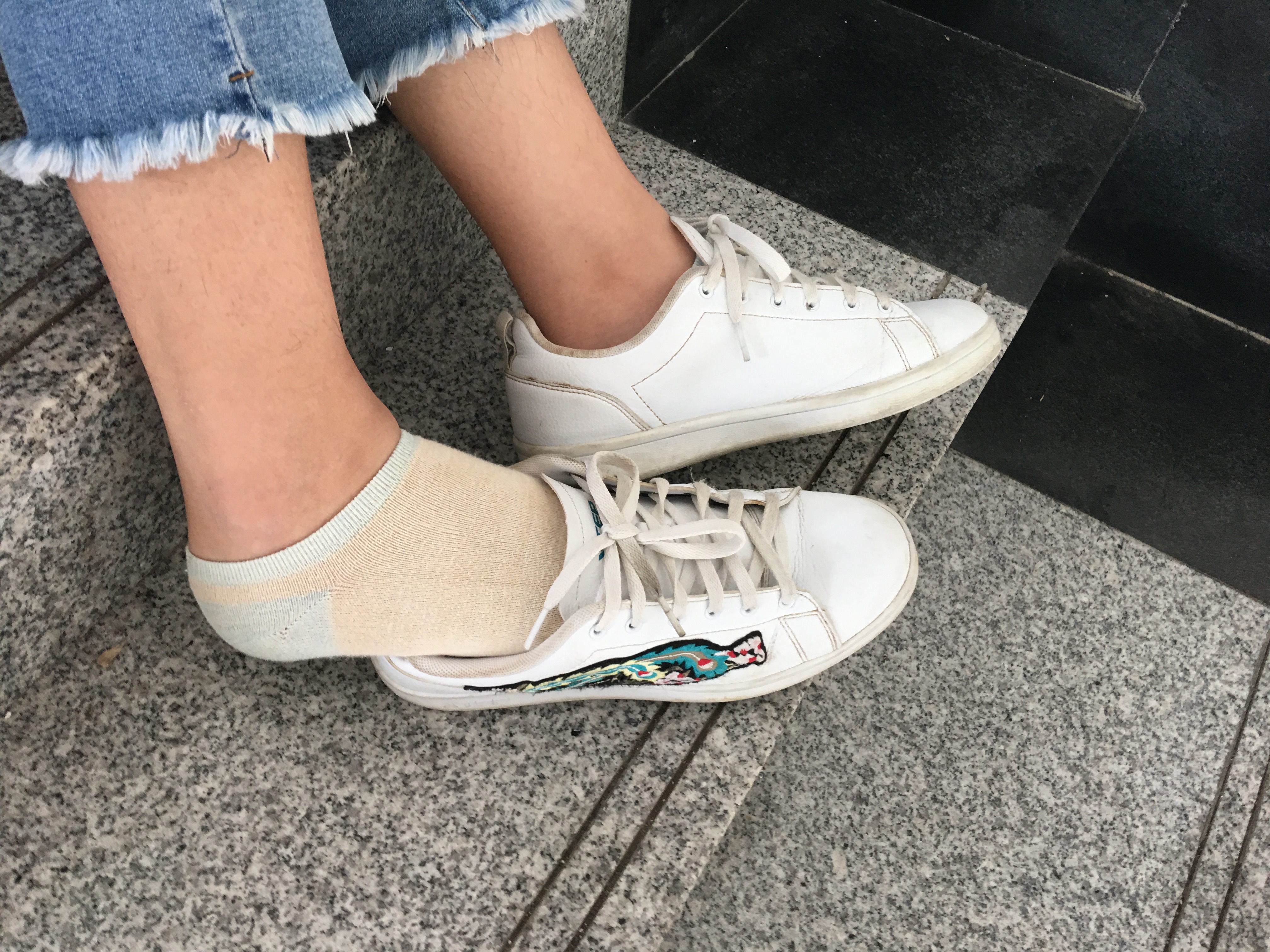 《楼梯间两妹子棉袜汗脚》作品图