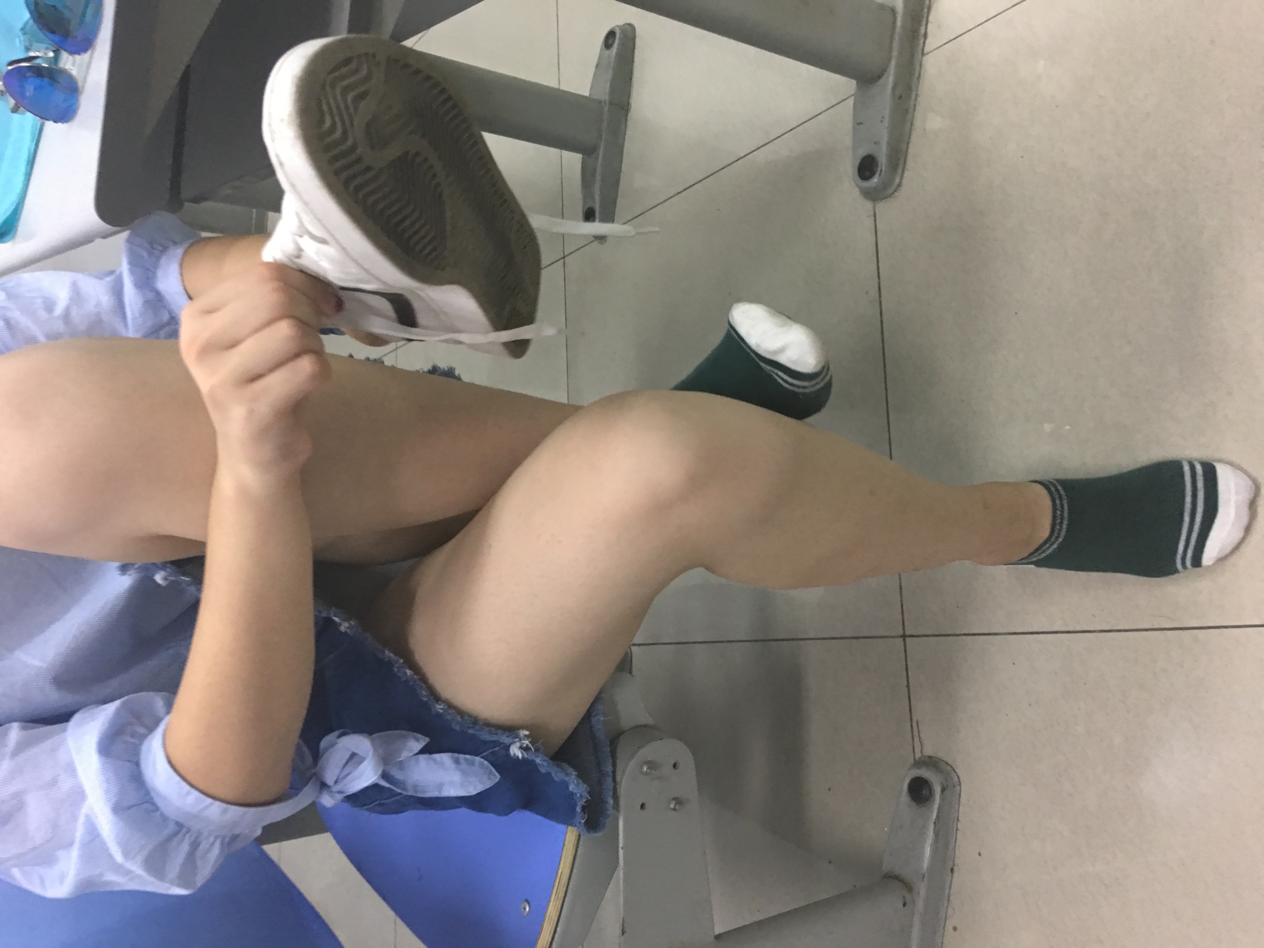 《可爱妹子白腿棉袜上》作品图