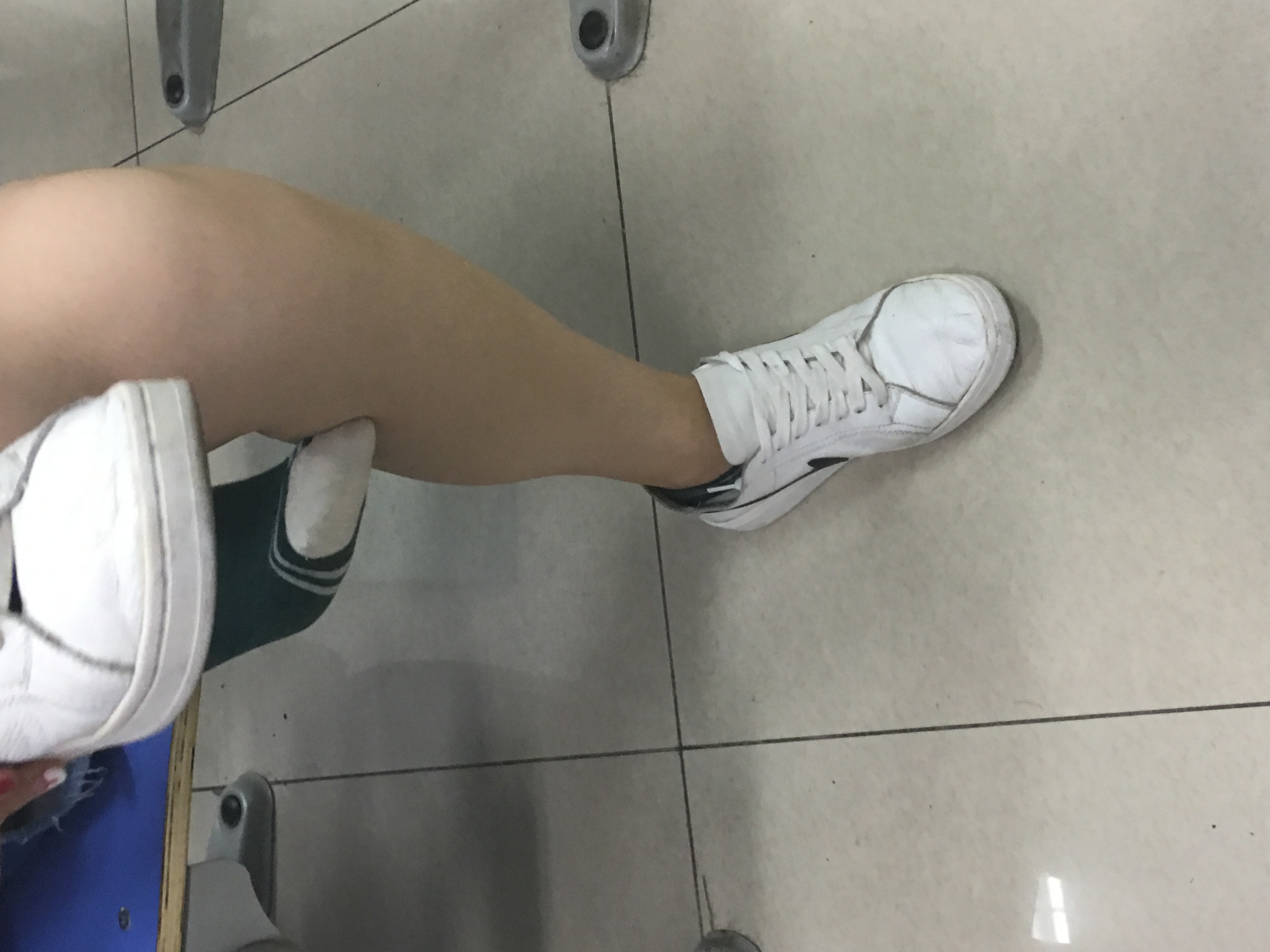 《可爱妹子白腿棉袜上》作品图