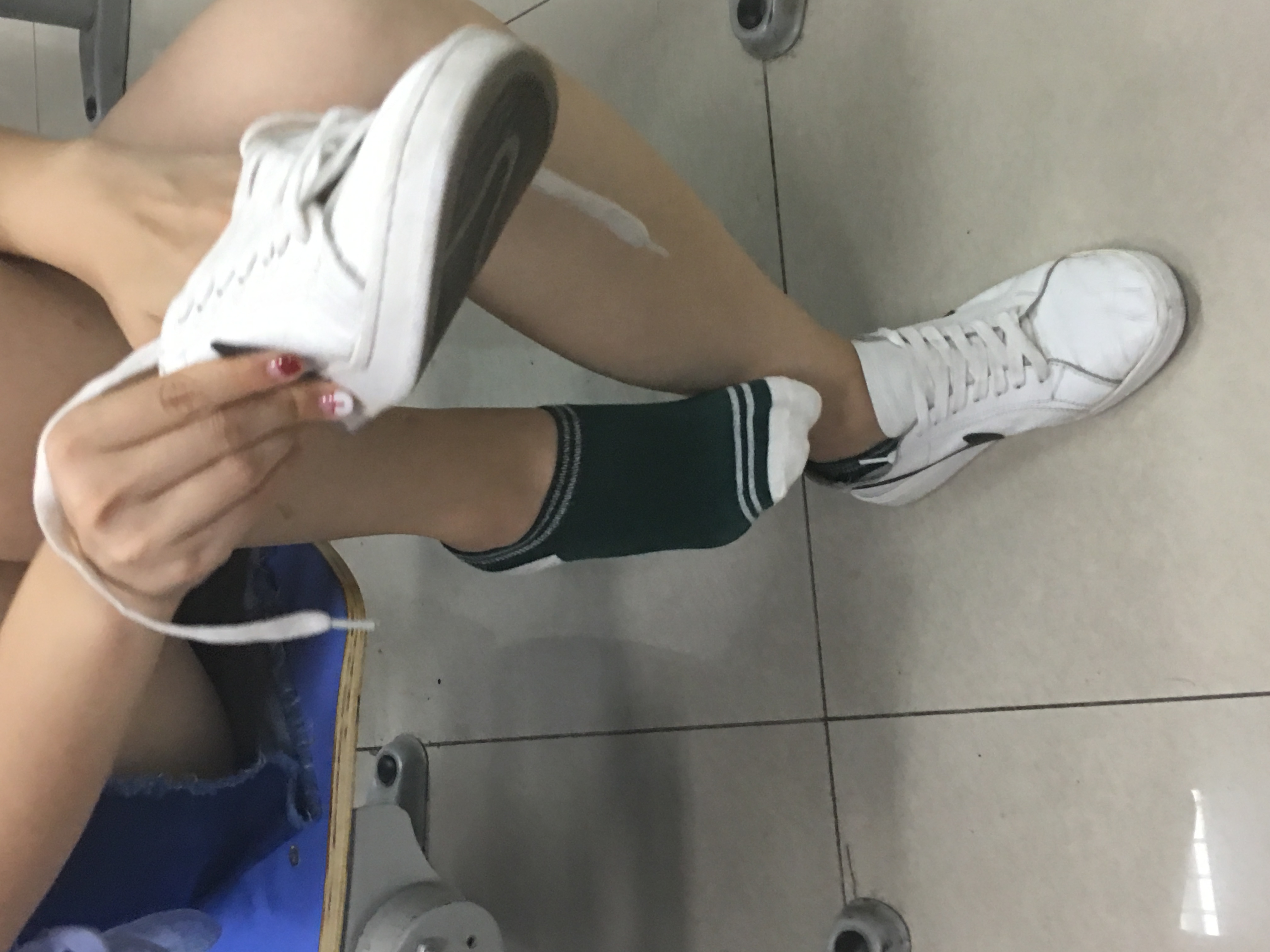 《可爱妹子白腿棉袜上》作品图