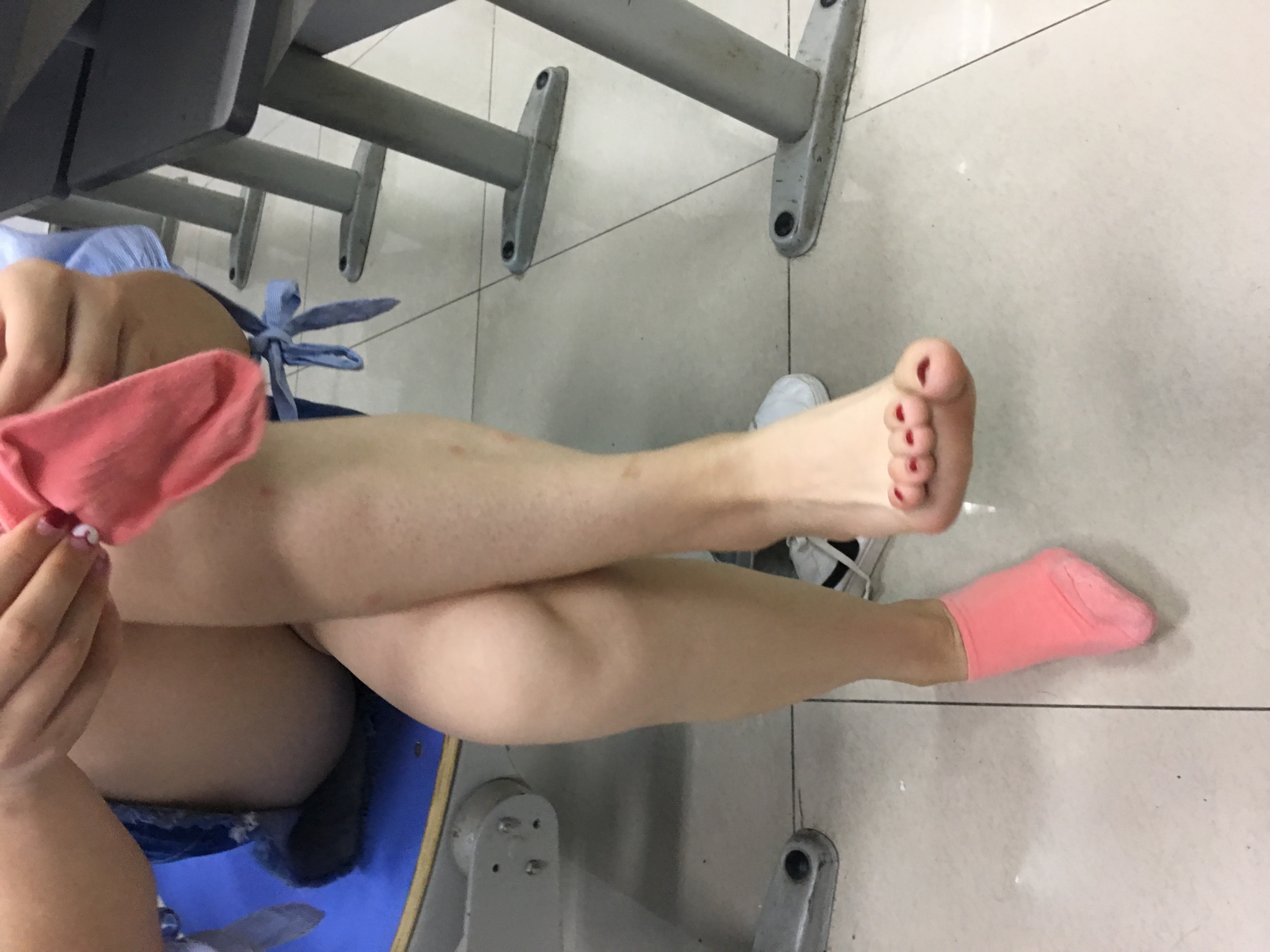 《可爱妹子白腿棉袜下》作品图