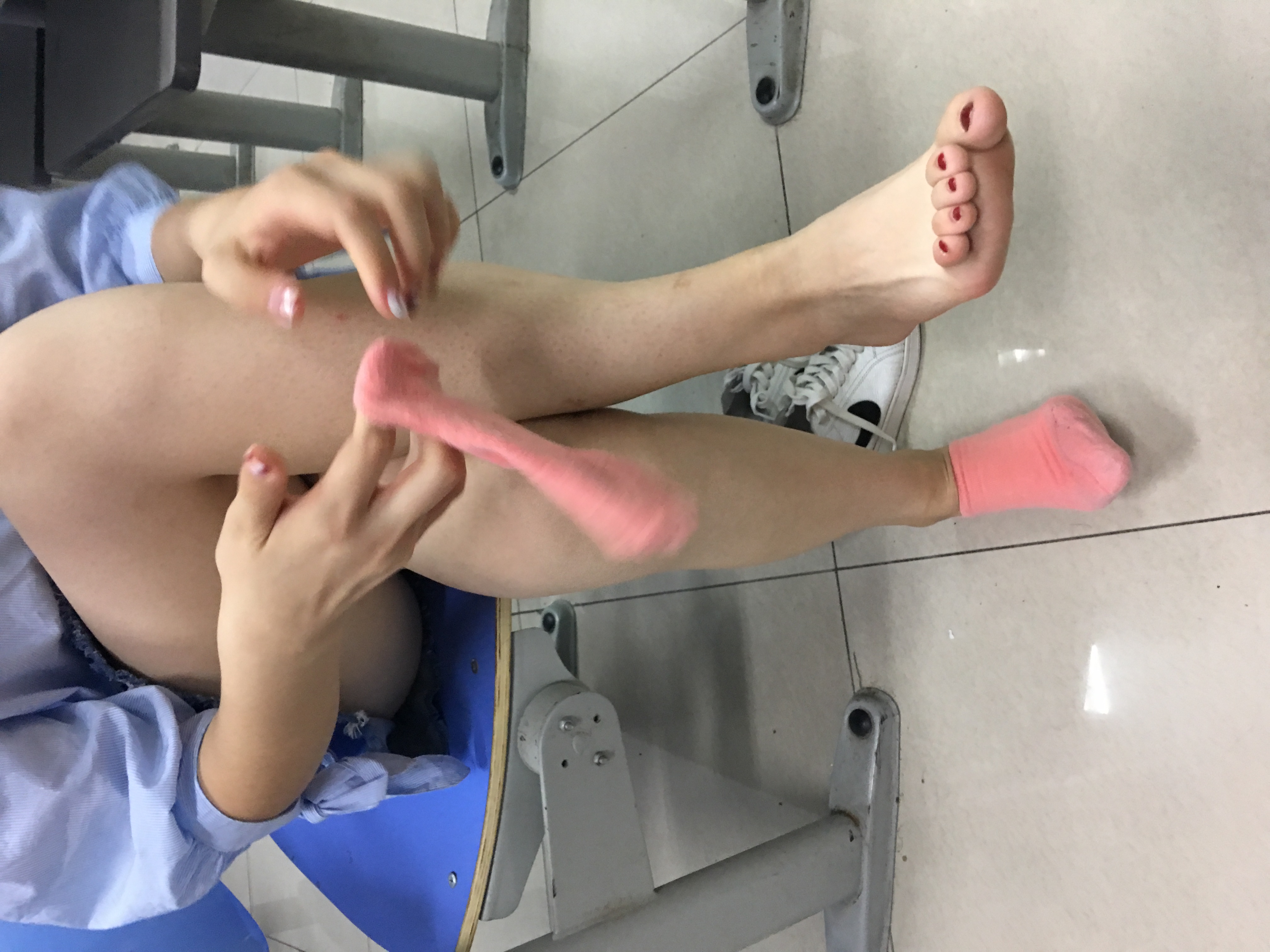 《可爱妹子白腿棉袜下》作品图