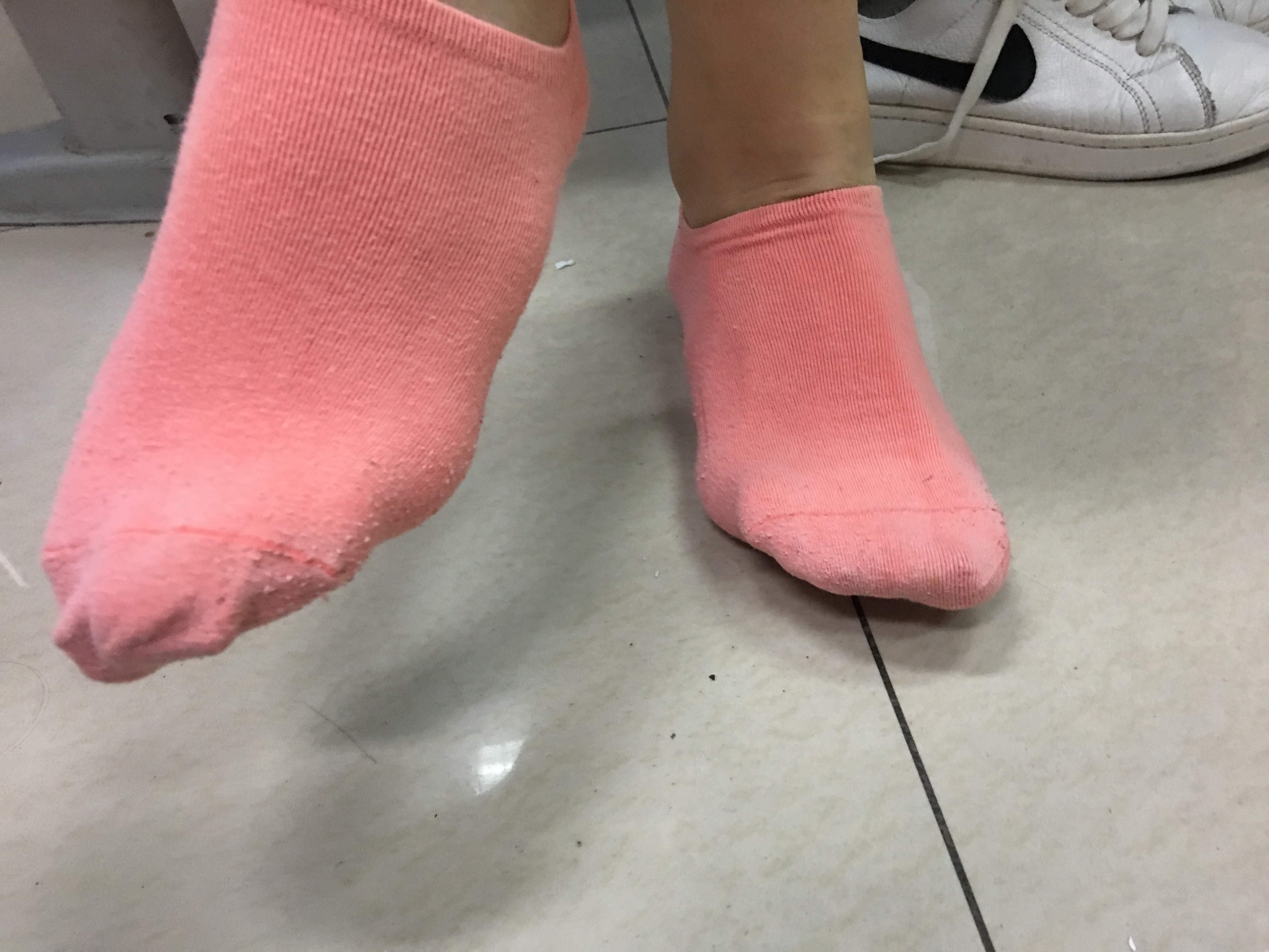 《可爱妹子白腿棉袜下》作品图