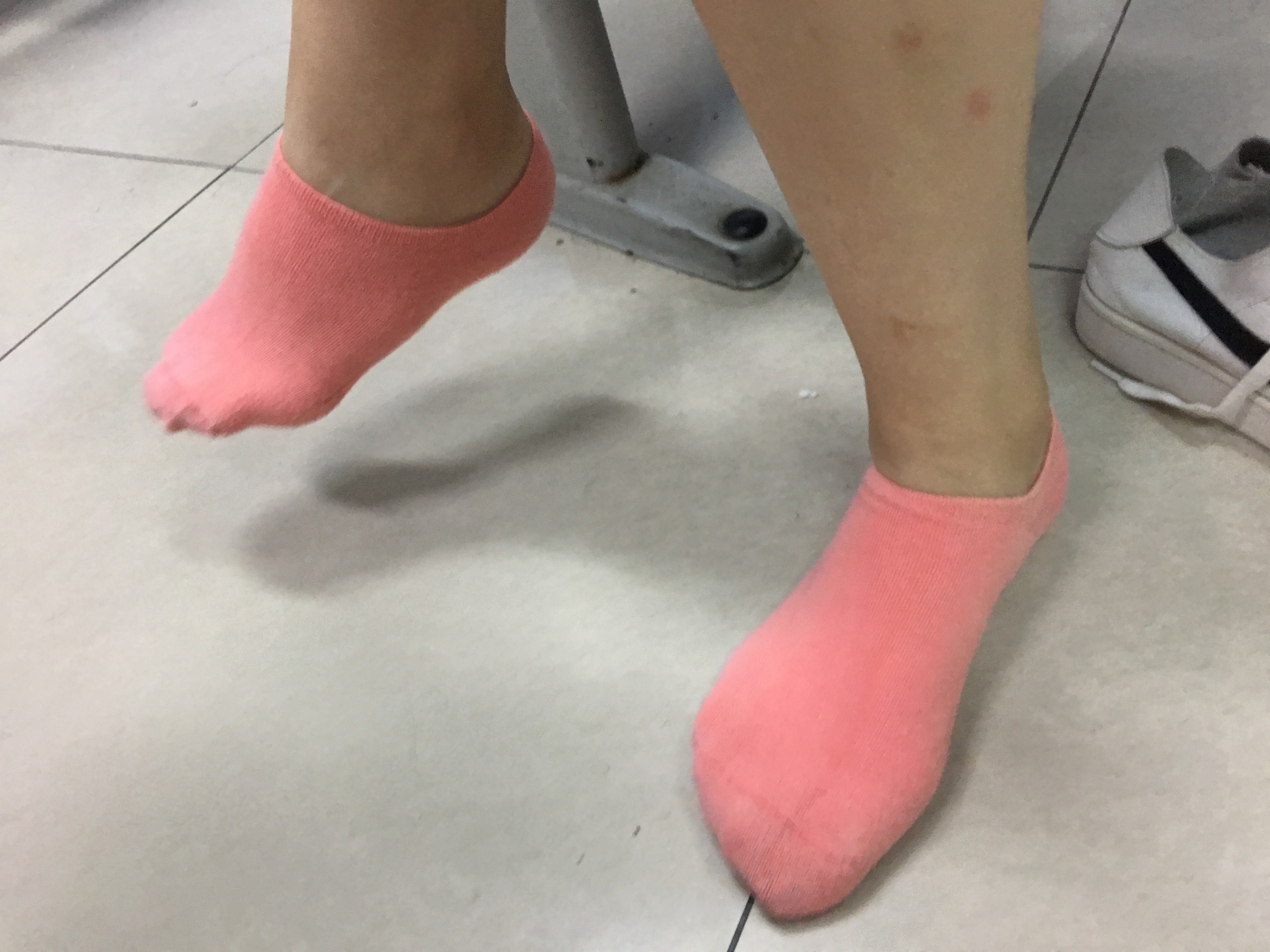 《可爱妹子白腿棉袜下》作品图