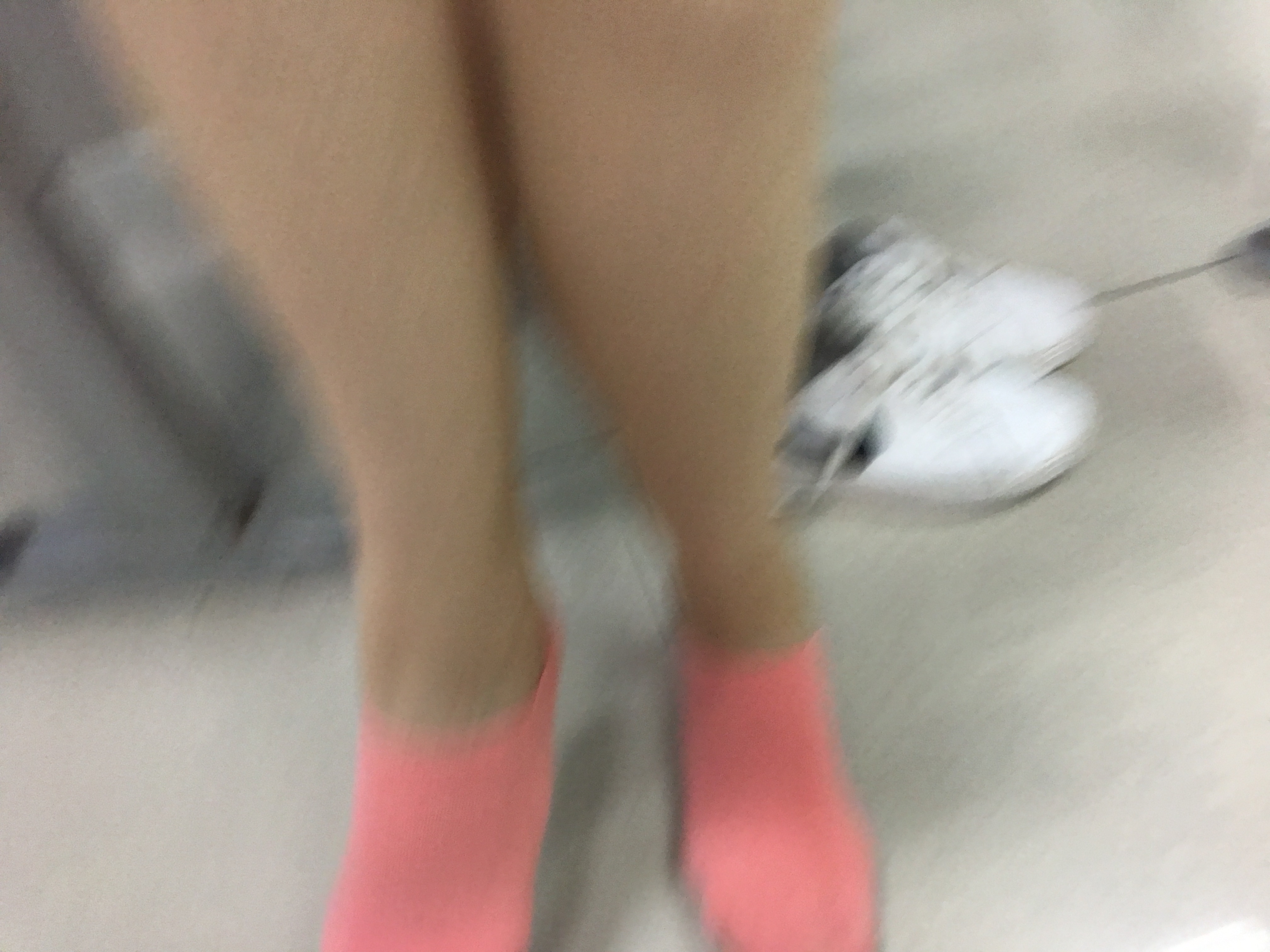 《可爱妹子白腿棉袜下》作品图